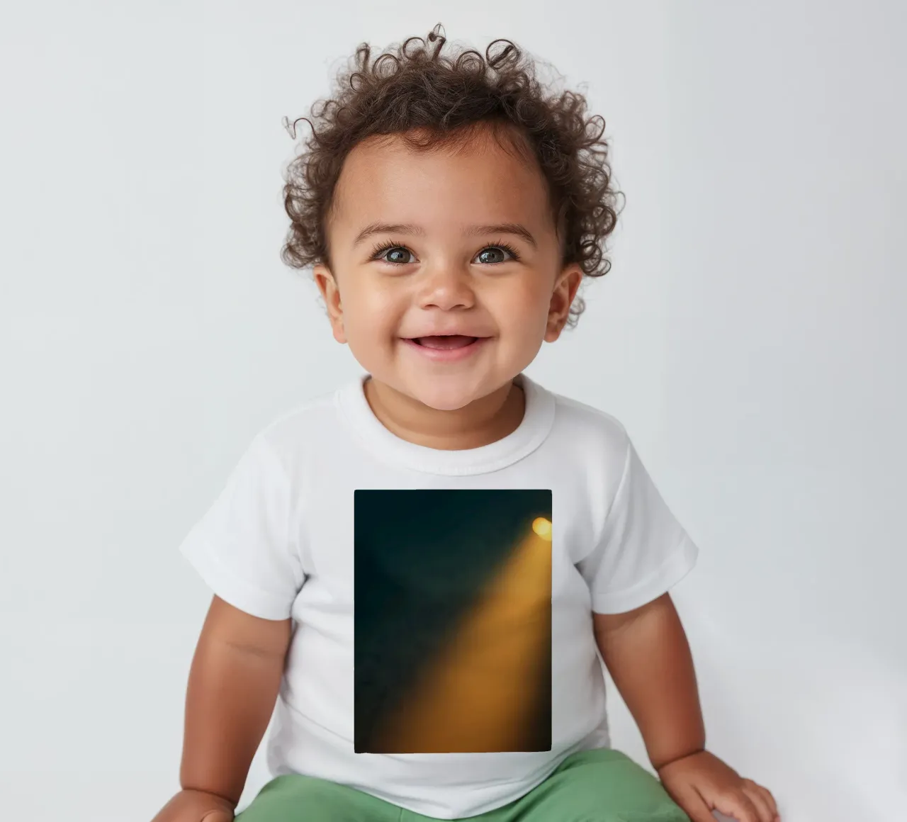 Explore warm light beams illuminating the abstract backgroun maglietta neonato da DesignDoodle