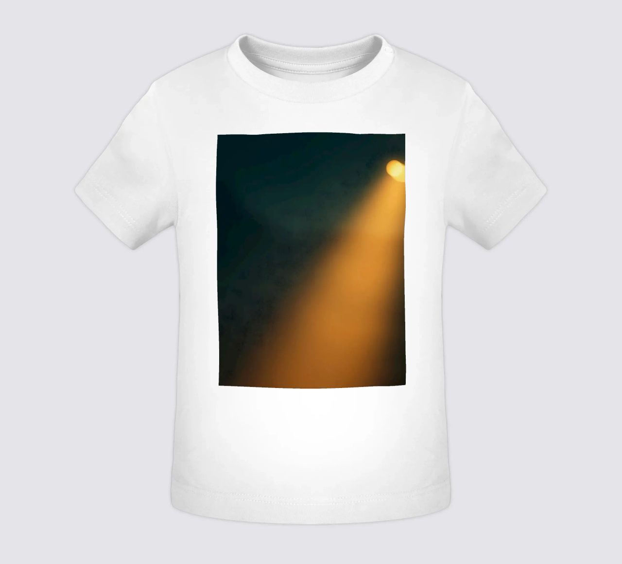 Explore warm light beams illuminating the abstract backgroun maglietta neonato da DesignDoodle