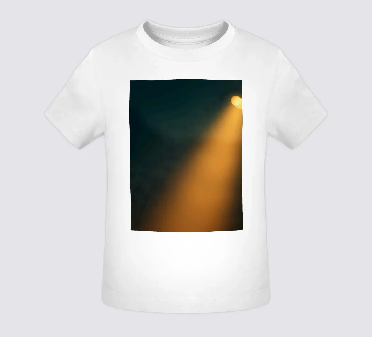 Explore warm light beams illuminating the abstract backgroun maglietta neonato da DesignDoodle