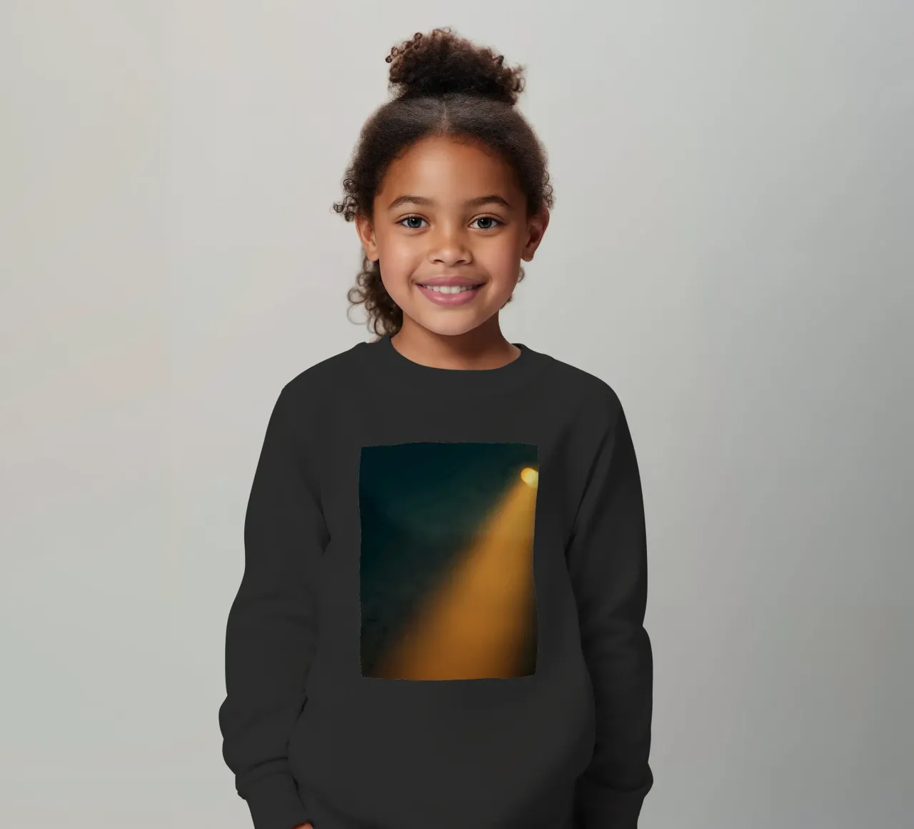 Explore warm light beams illuminating the abstract backgroun felpa bambino da DesignDoodle