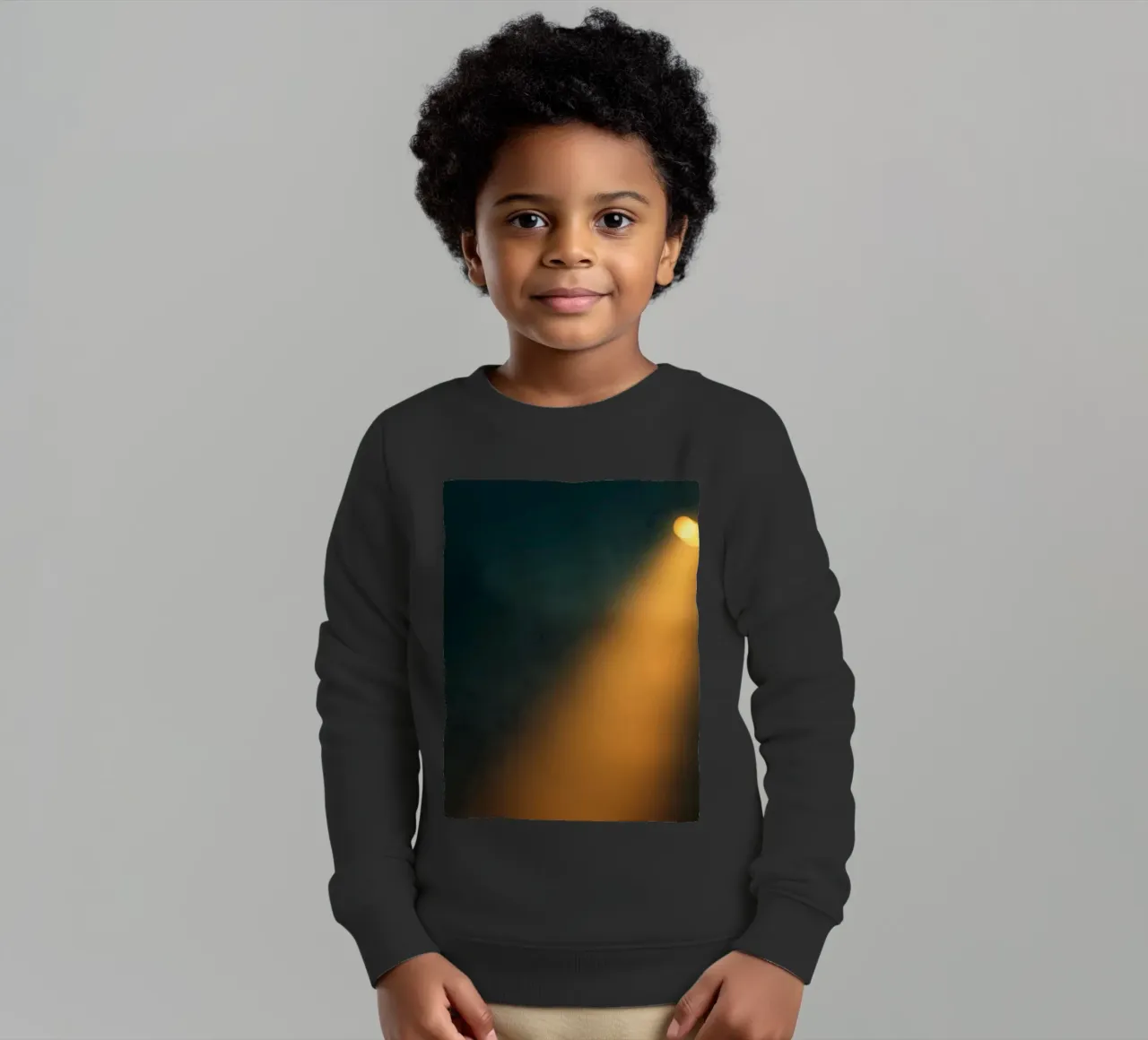 Explore warm light beams illuminating the abstract backgroun felpa bambino da DesignDoodle