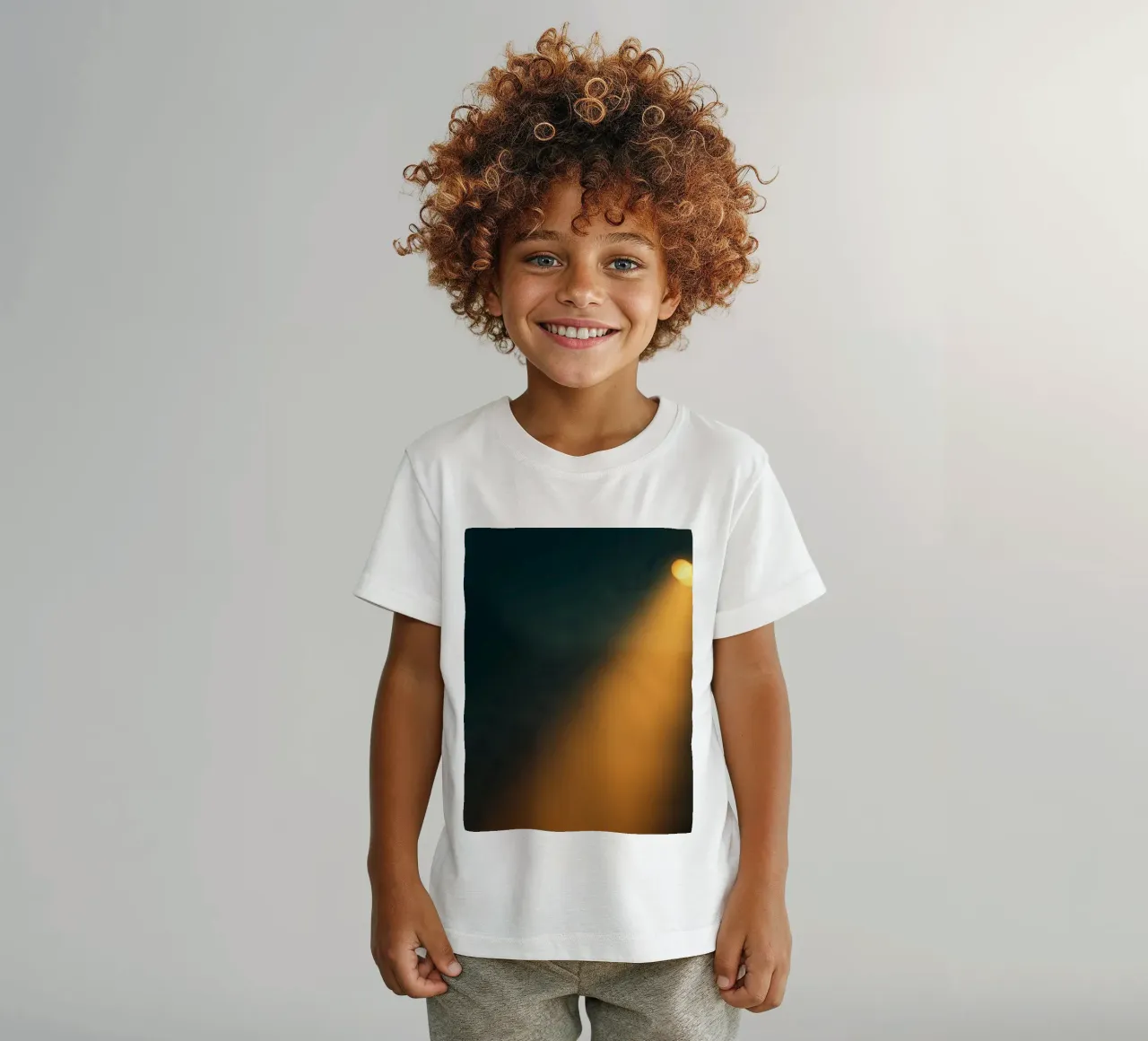 Explore warm light beams illuminating the abstract backgroun t-shirt bambini da DesignDoodle