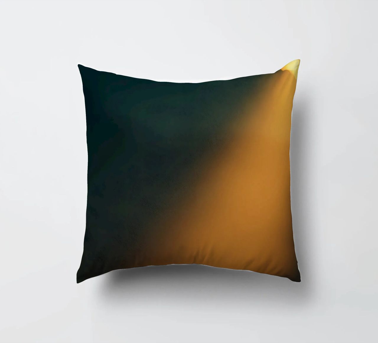 Explore warm light beams illuminating the abstract backgroun cuscino da DesignDoodle