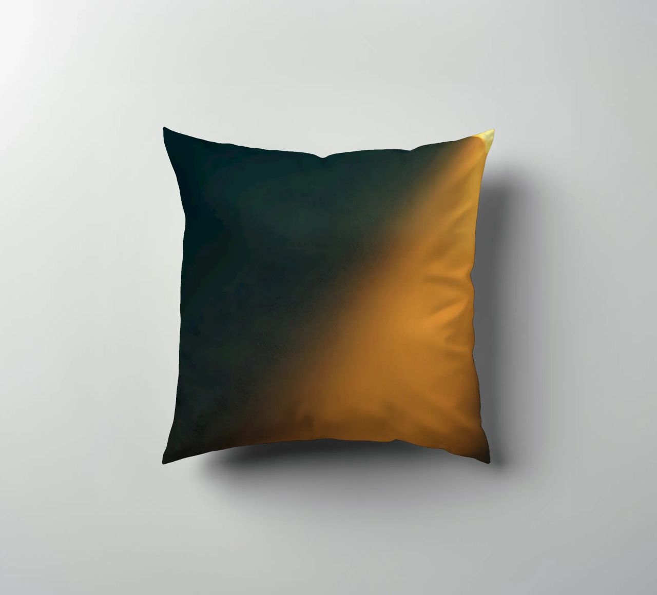 Explore warm light beams illuminating the abstract backgroun cuscino da DesignDoodle