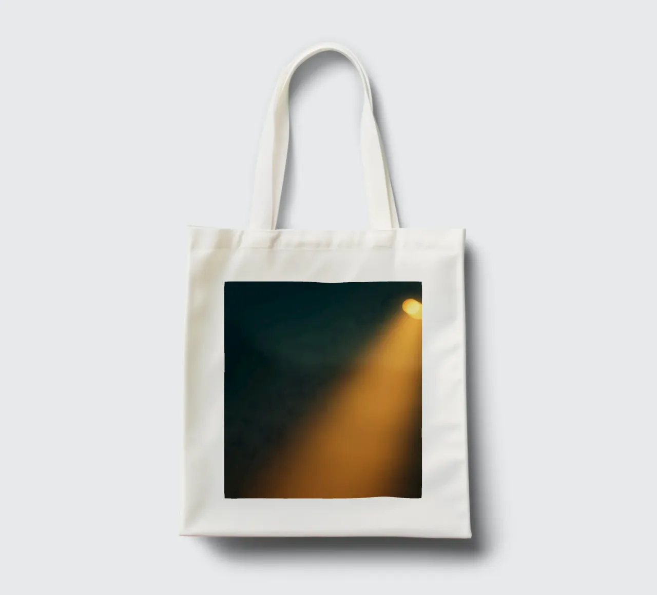 Explore warm light beams illuminating the abstract backgroun borsa in juta da DesignDoodle
