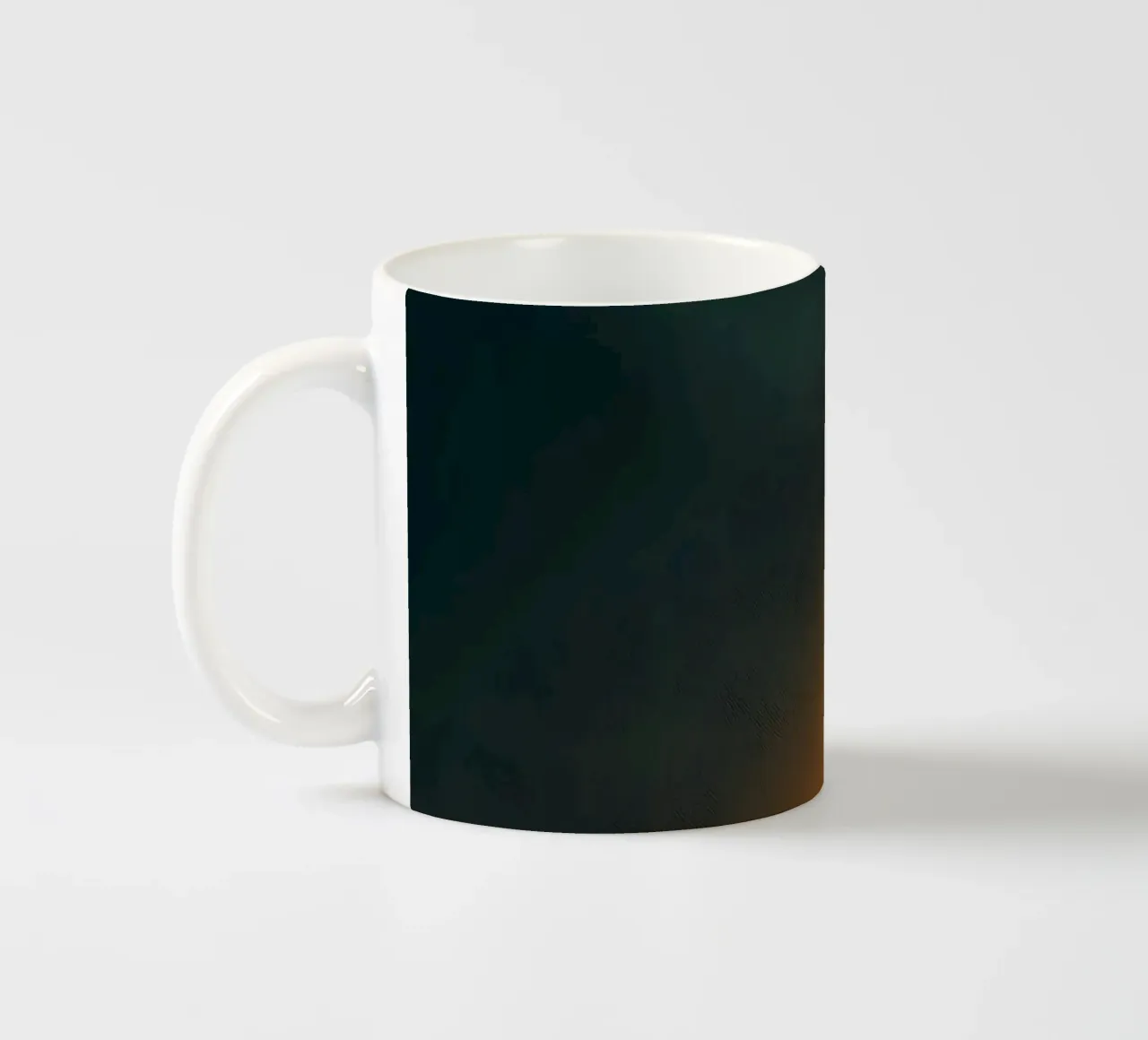 Explore warm light beams illuminating the abstract backgroun taza de cerámica de DesignDoodle