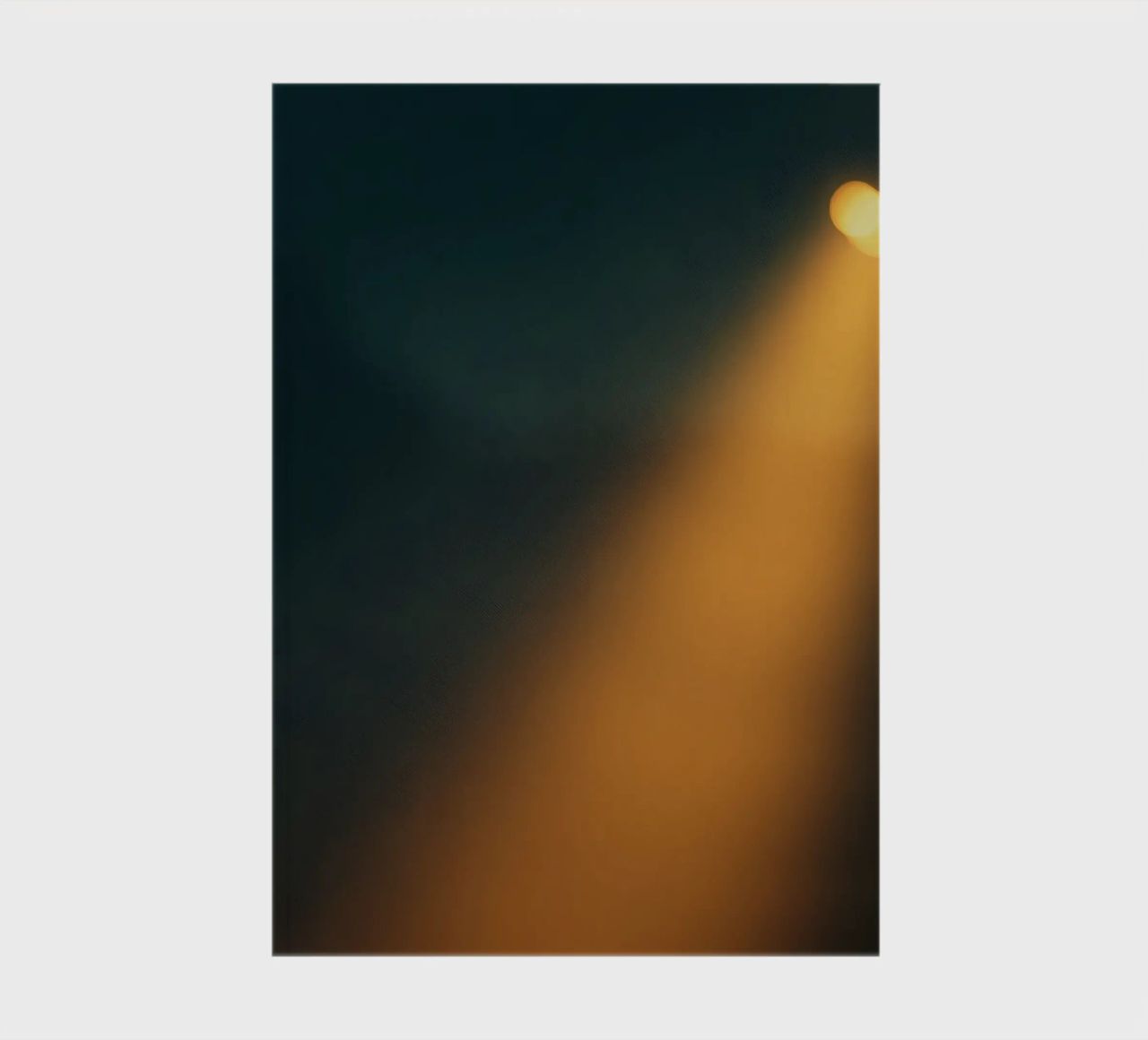 Explore warm light beams illuminating the abstract backgroun diario da DesignDoodle