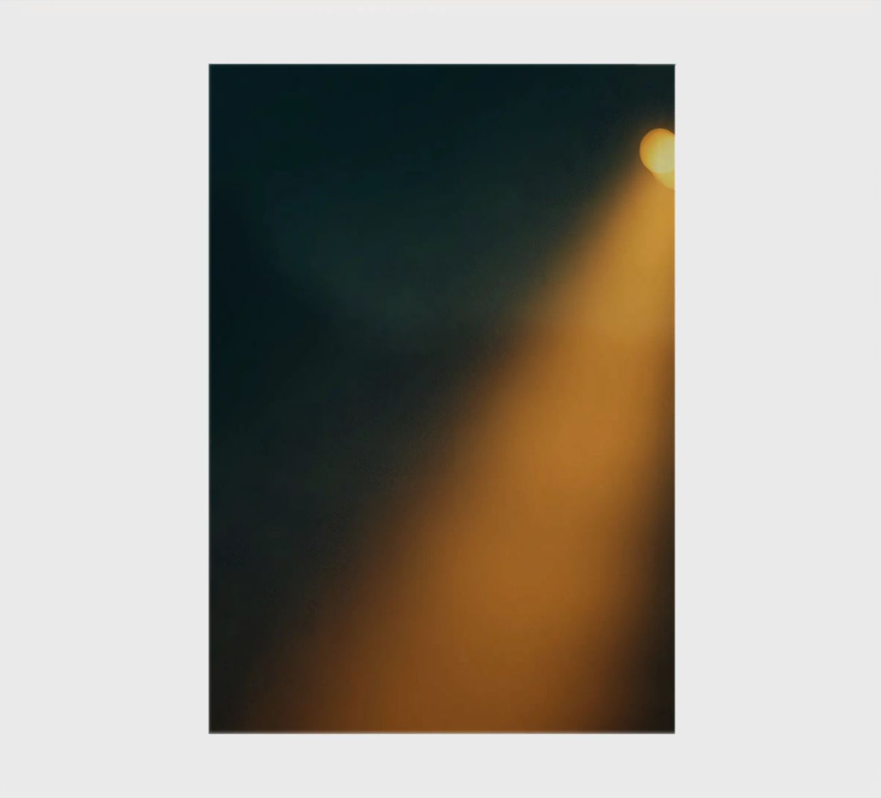 Explore warm light beams illuminating the abstract backgroun diario da DesignDoodle