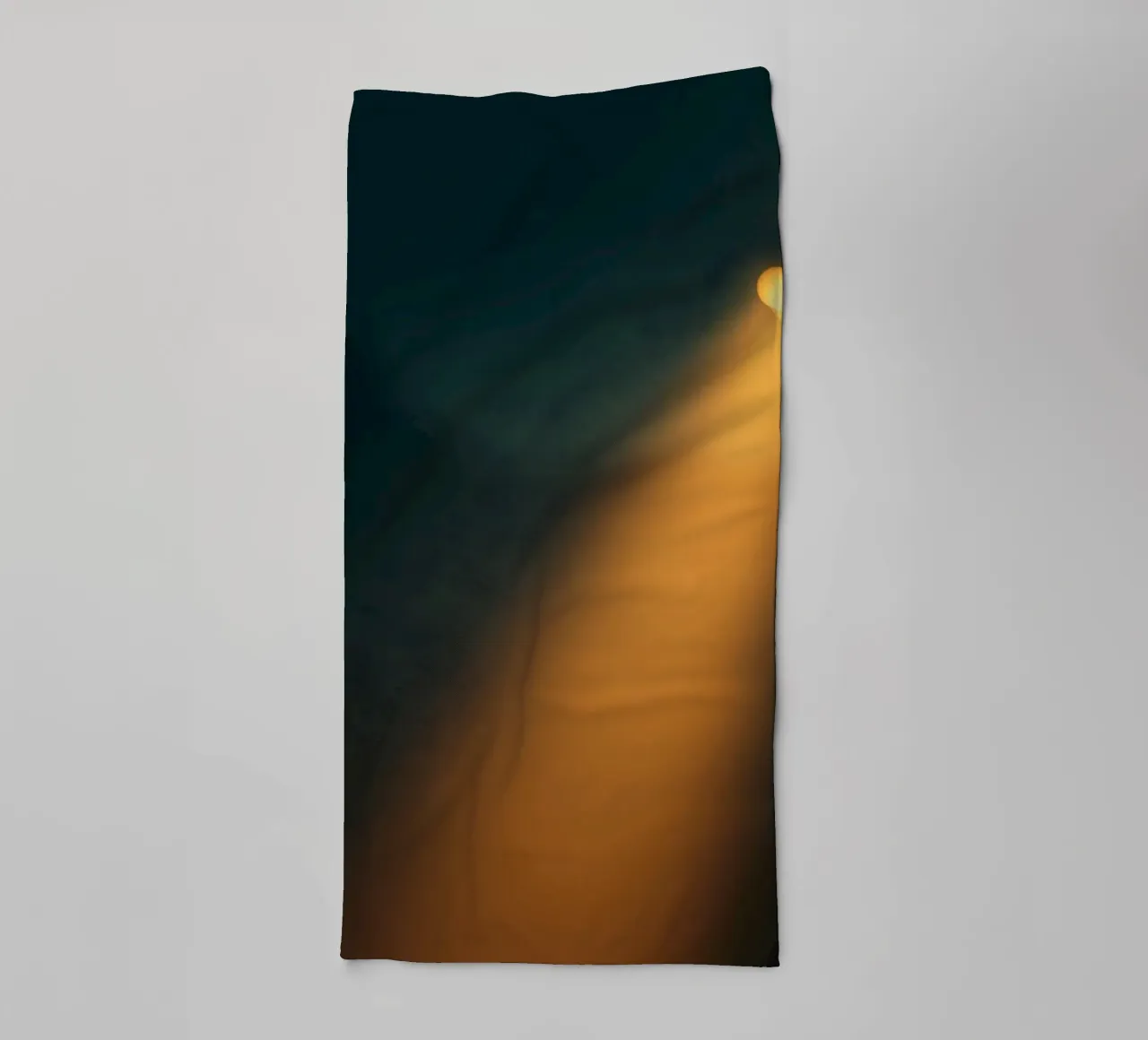 Explore warm light beams illuminating the abstract backgroun asciugamano da bagno da DesignDoodle