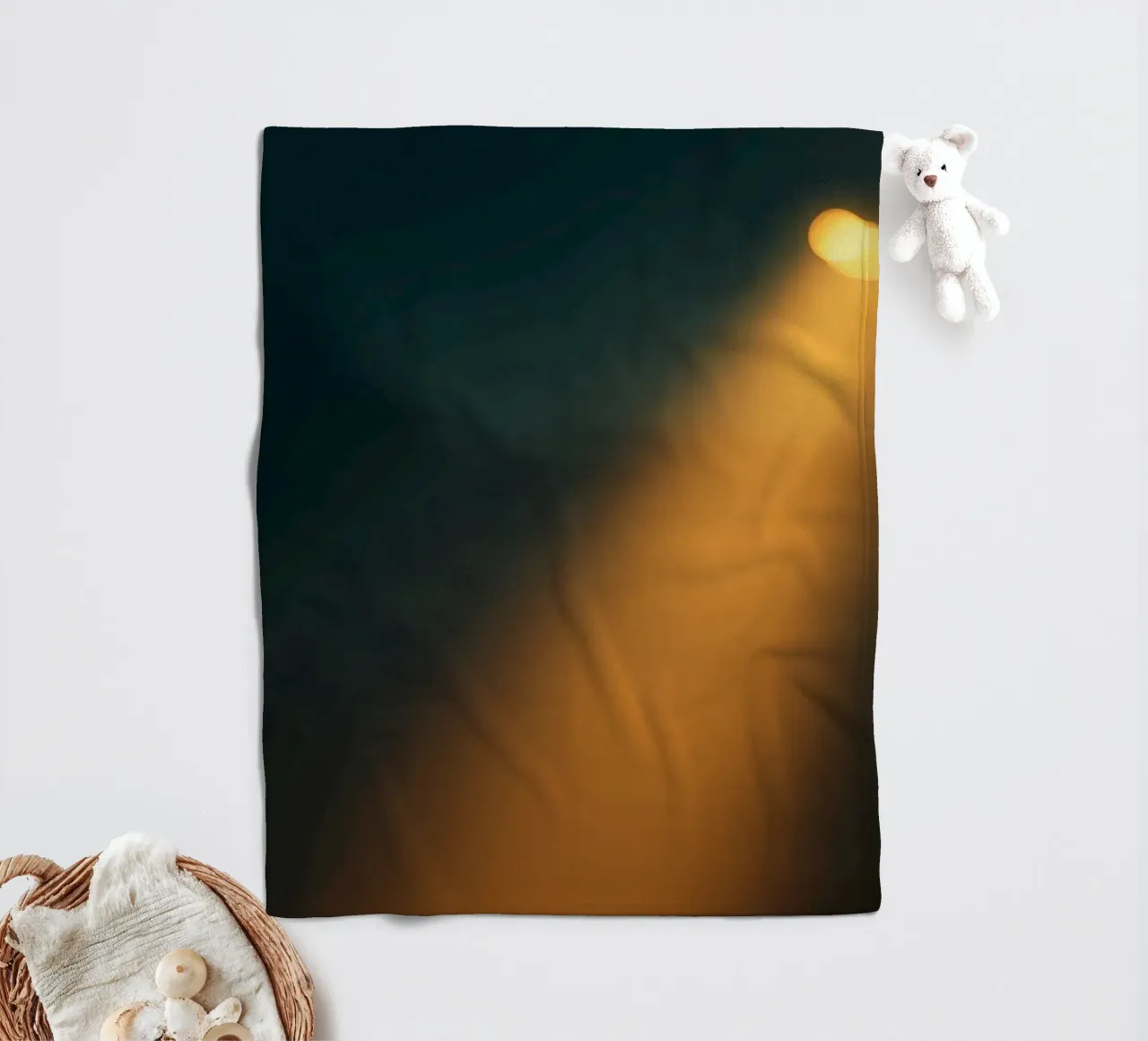 Explore warm light beams illuminating the abstract backgroun coperta in pile da DesignDoodle