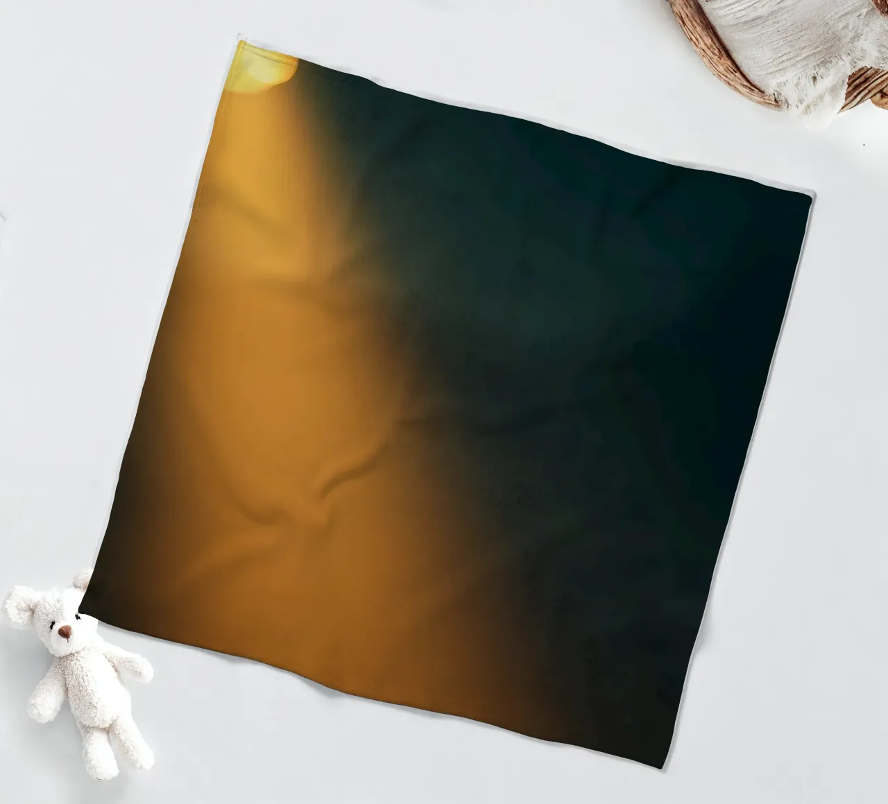 Explore warm light beams illuminating the abstract backgroun coperta in pile da DesignDoodle