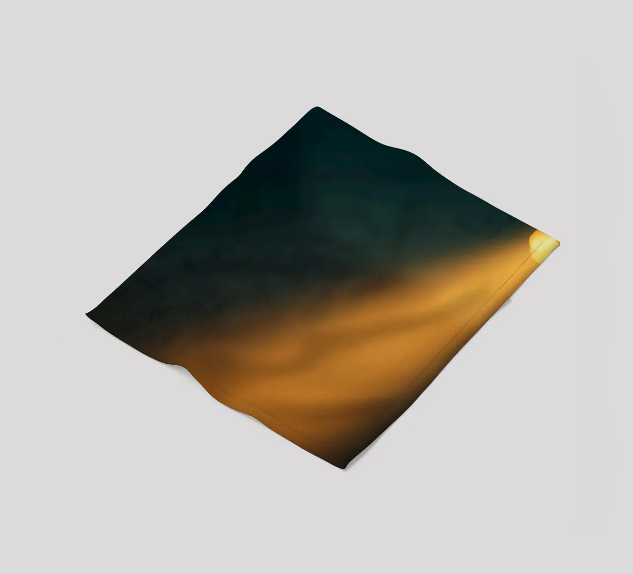 Explore warm light beams illuminating the abstract backgroun coperta in pile da DesignDoodle