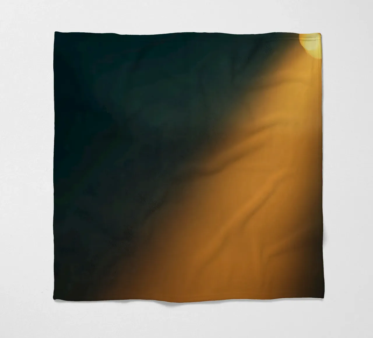 Explore warm light beams illuminating the abstract backgroun coperta in pile da DesignDoodle