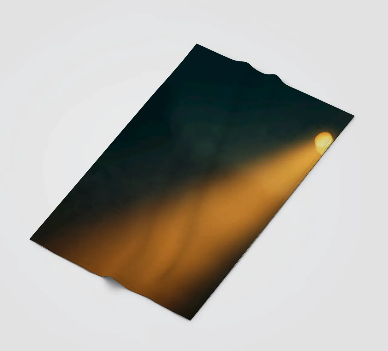 Explore warm light beams illuminating the abstract backgroun coperta in pile da DesignDoodle