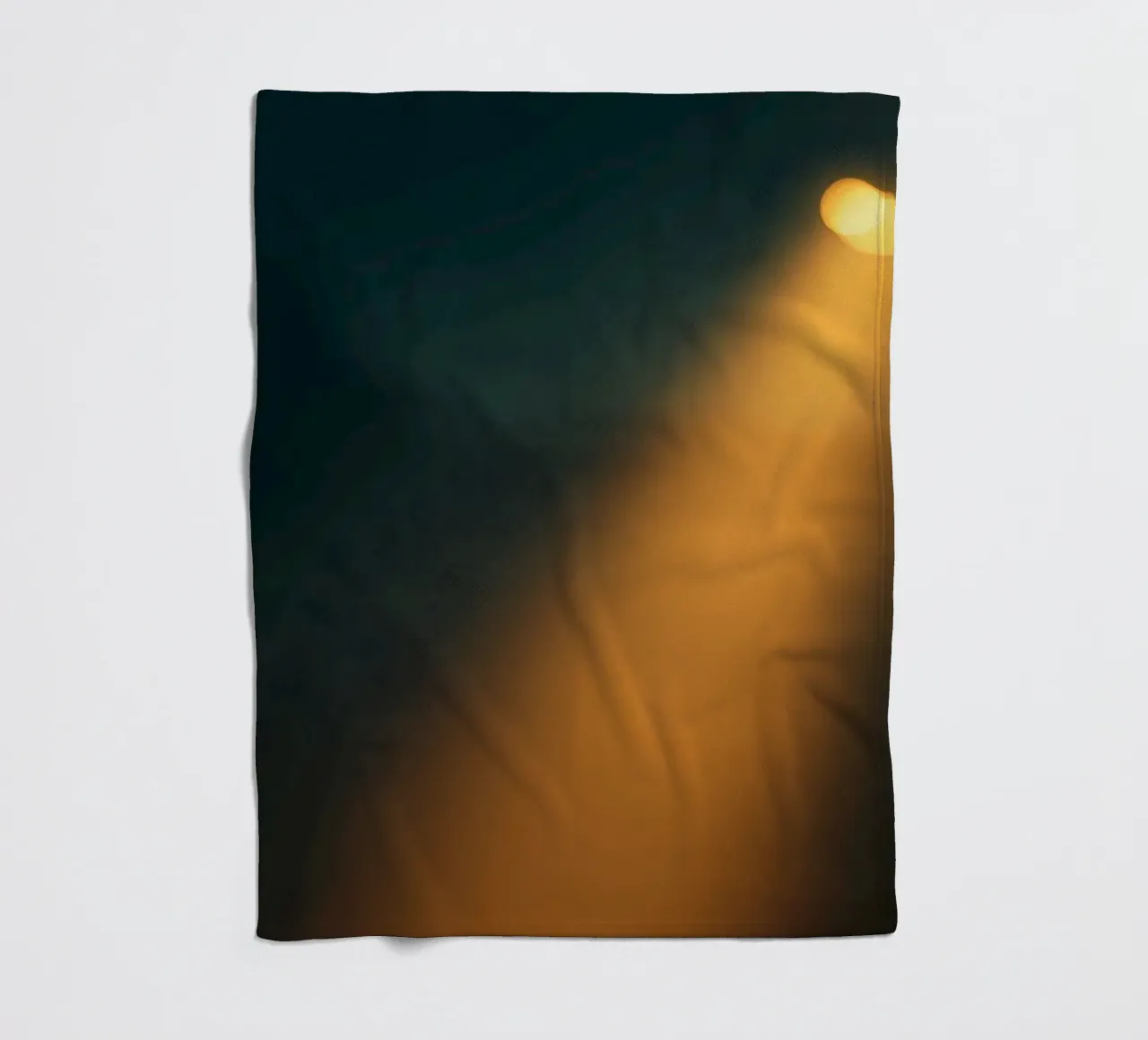 Explore warm light beams illuminating the abstract backgroun coperta in pile da DesignDoodle