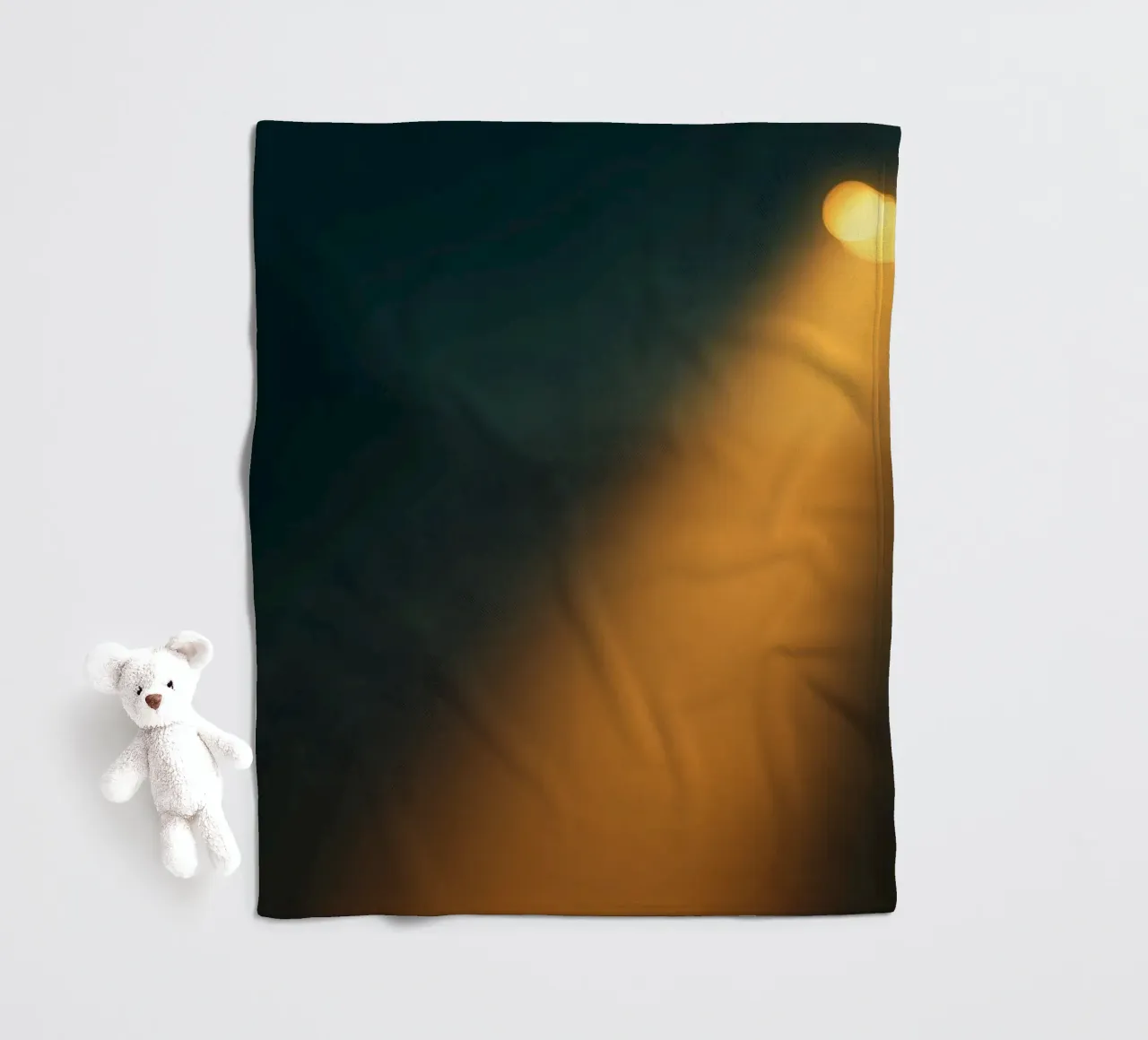 Explore warm light beams illuminating the abstract backgroun coperta in pile da DesignDoodle