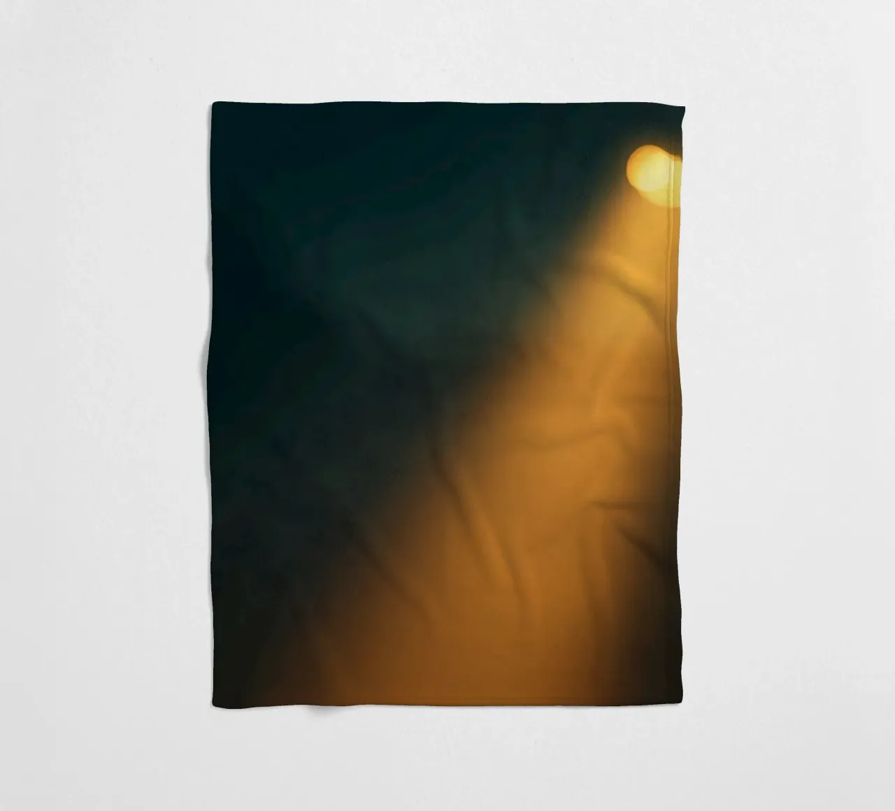 Explore warm light beams illuminating the abstract backgroun coperta in pile da DesignDoodle