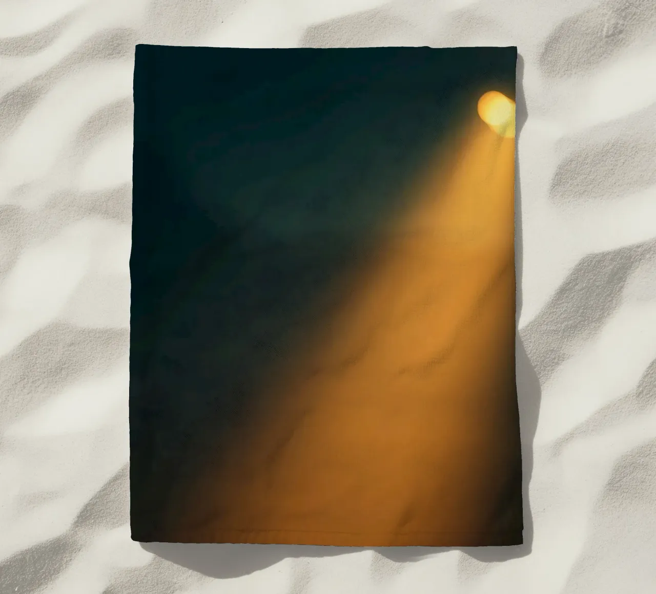 Explore warm light beams illuminating the abstract backgroun telo mare da DesignDoodle