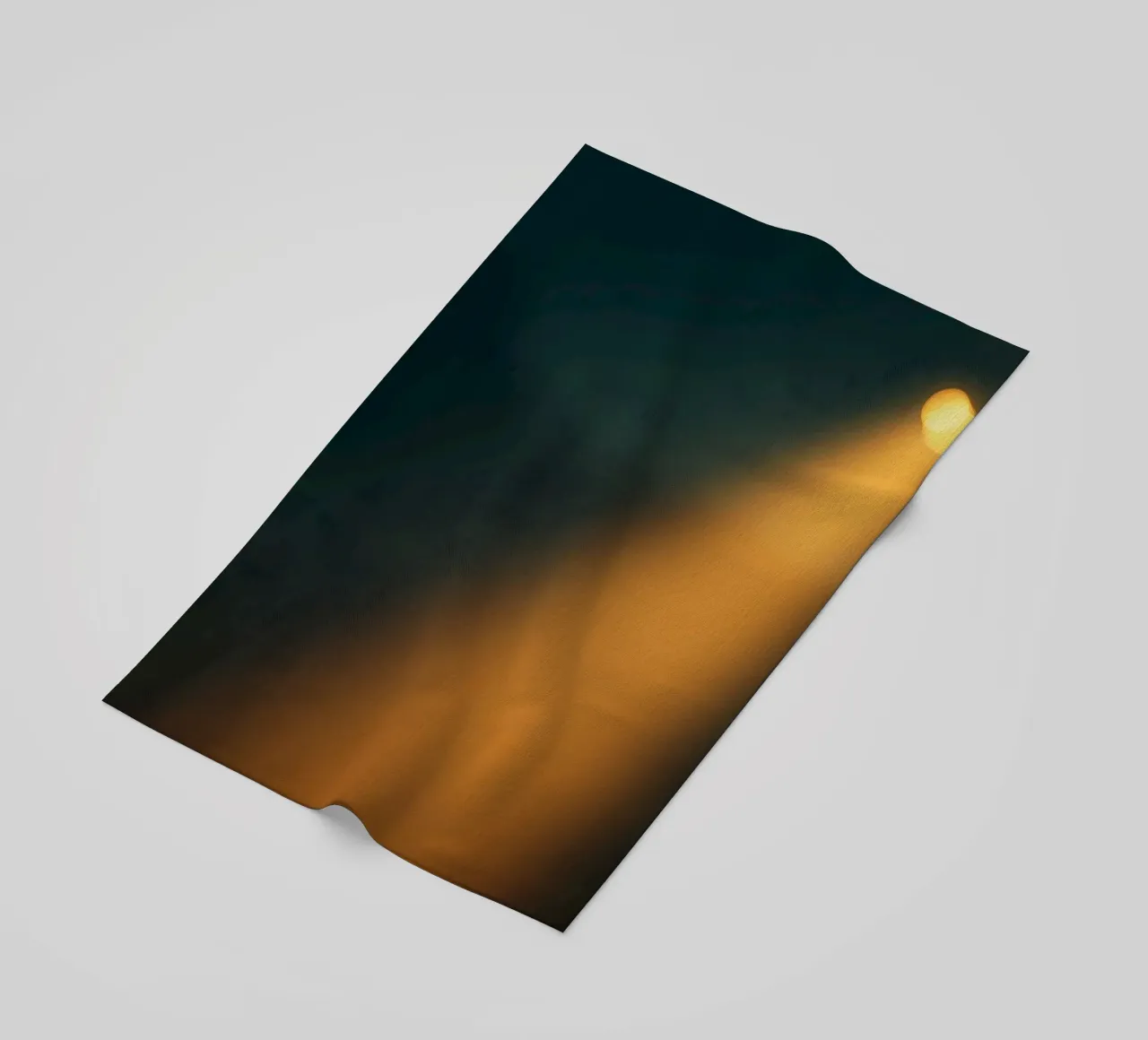 Explore warm light beams illuminating the abstract backgroun telo mare da DesignDoodle