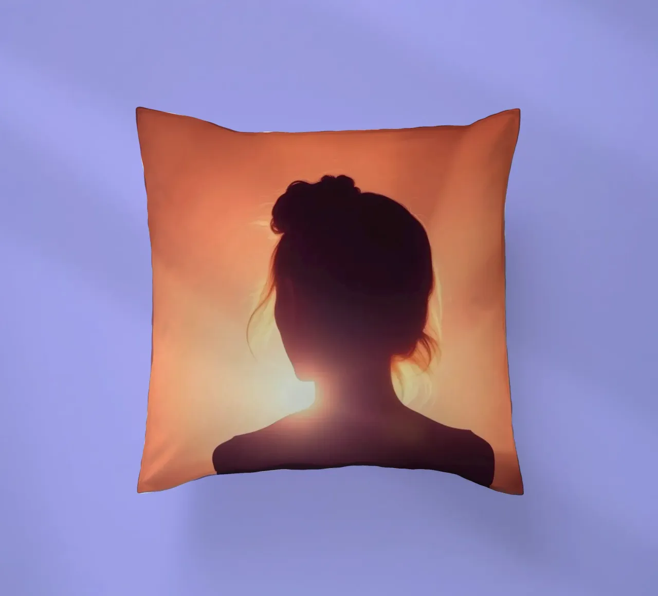 Silhouette di una donna su uno sfondo astratto di luce cuscino da DesignDoodle