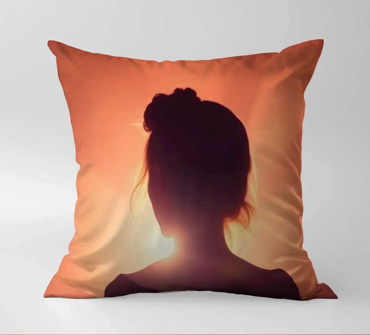 Silhouette di una donna su uno sfondo astratto di luce cuscino da DesignDoodle