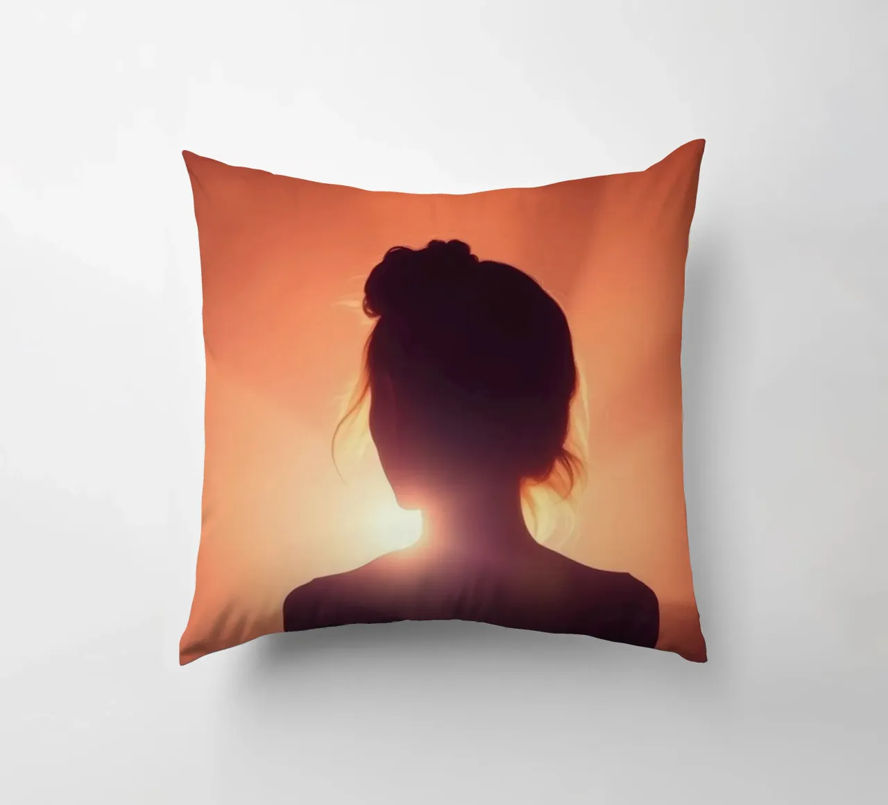 Silhouette di una donna su uno sfondo astratto di luce cuscino da DesignDoodle