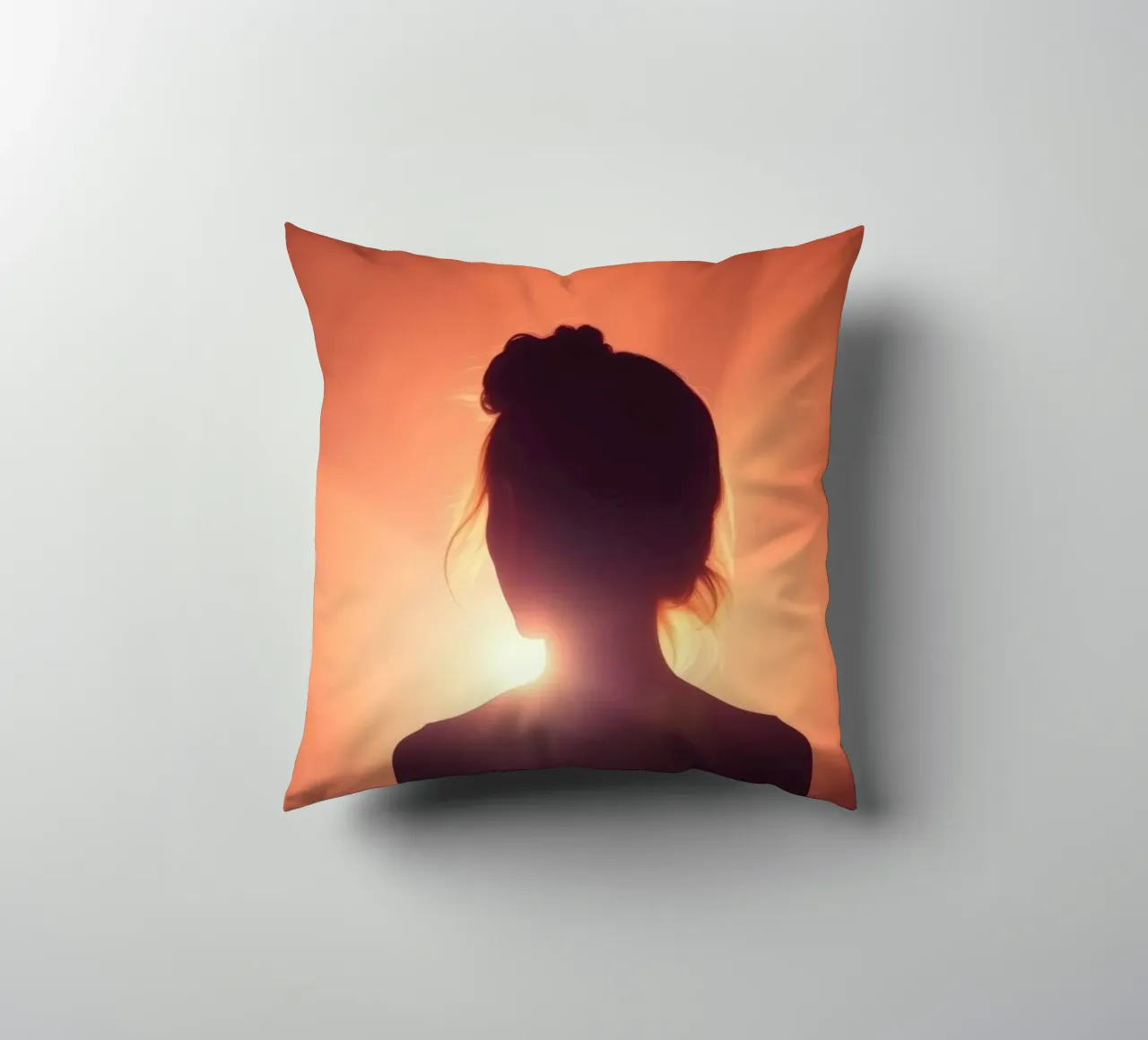 Silhouette di una donna su uno sfondo astratto di luce cuscino da DesignDoodle