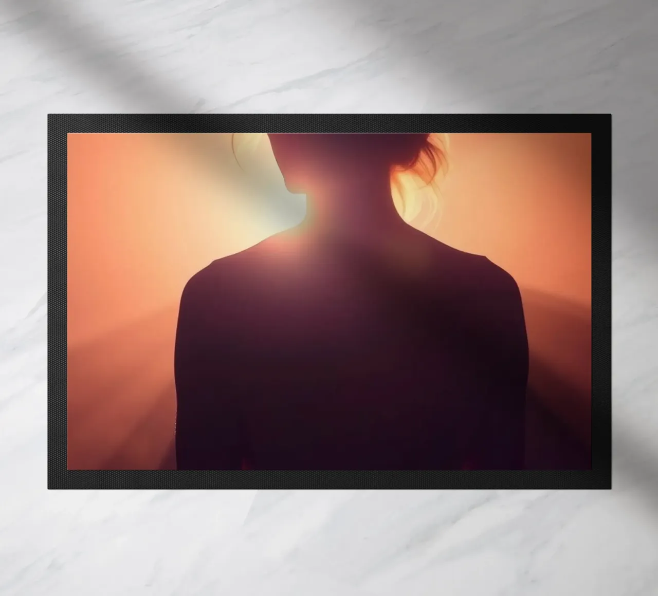 Silhouette d'une femme sur un fond lumineux abstrait paillasson de DesignDoodle