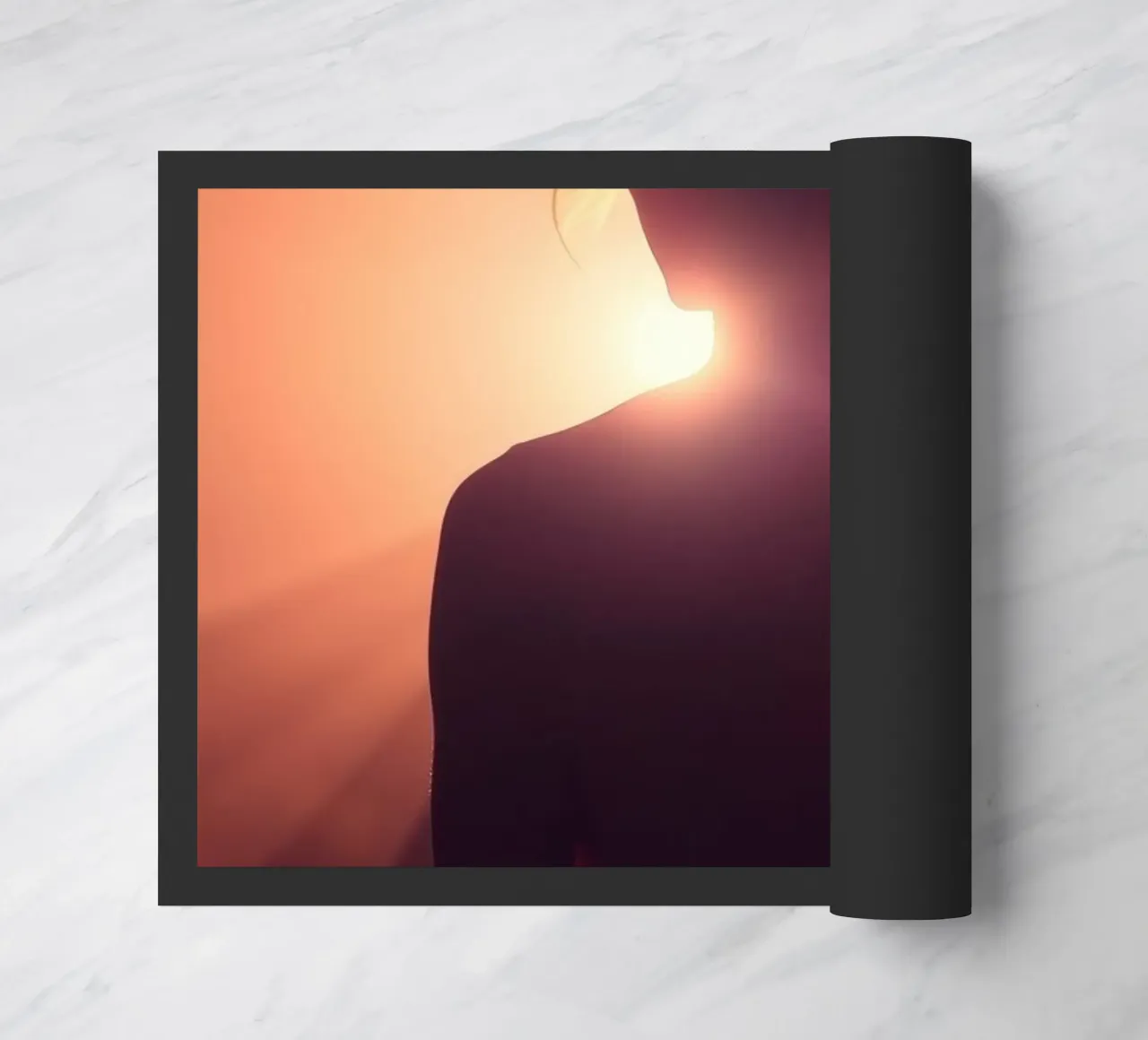 Silhouette d'une femme sur un fond lumineux abstrait paillasson de DesignDoodle