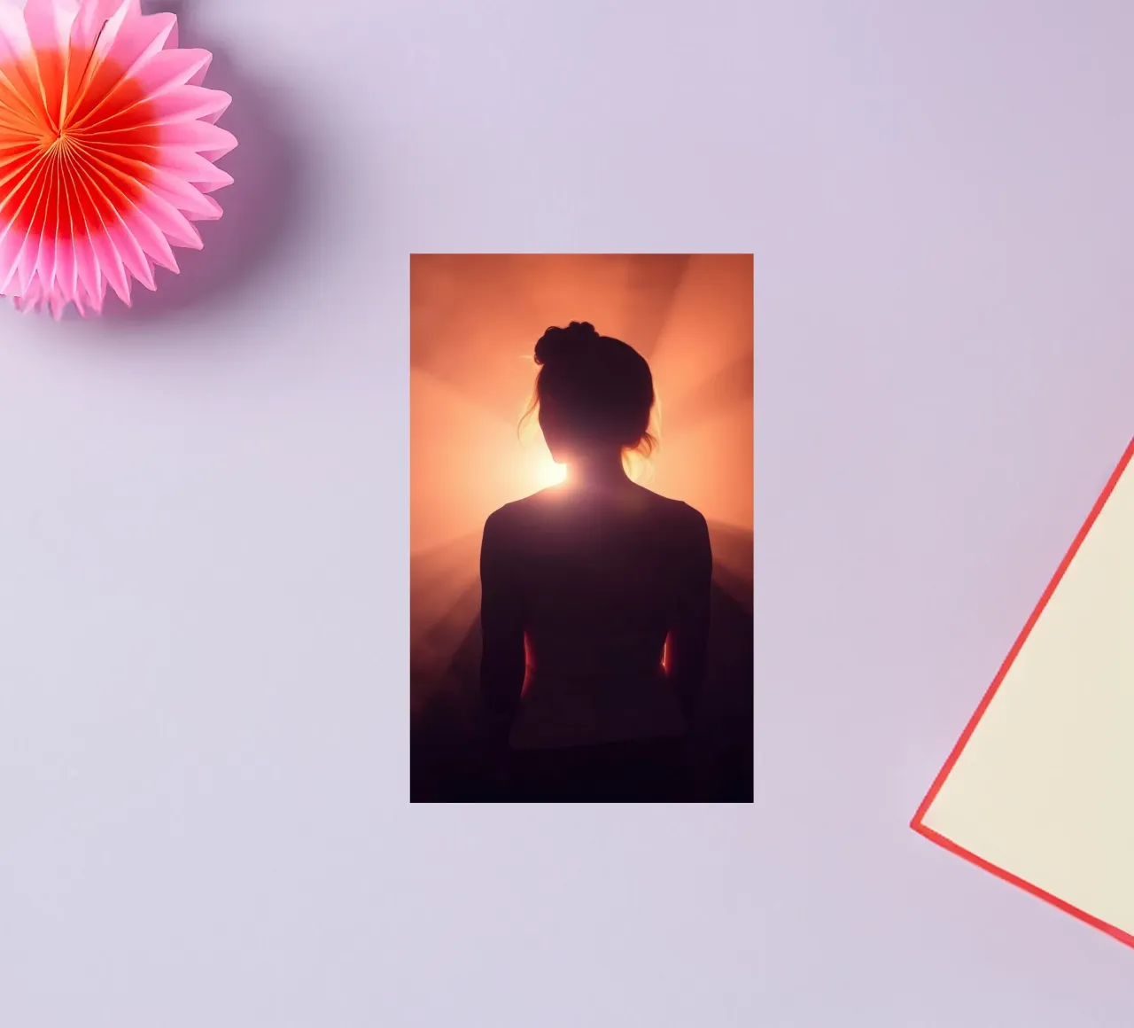 Silhouette d'une femme sur un fond lumineux abstrait autocollant de DesignDoodle