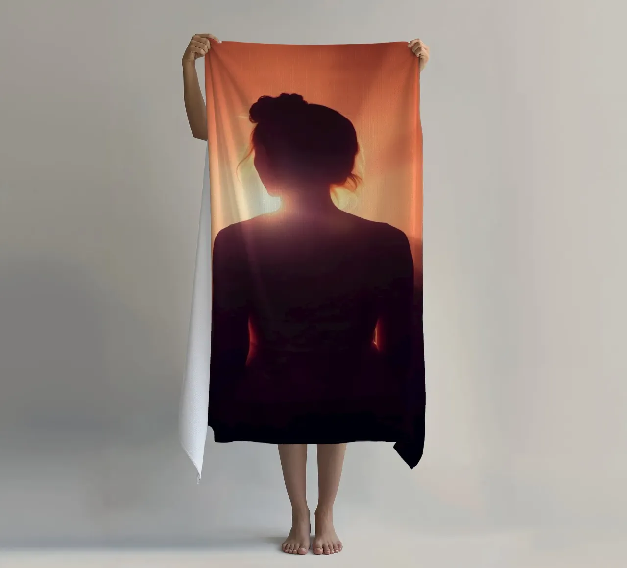 Silhouette d'une femme sur un fond lumineux abstrait serviette de plage de DesignDoodle