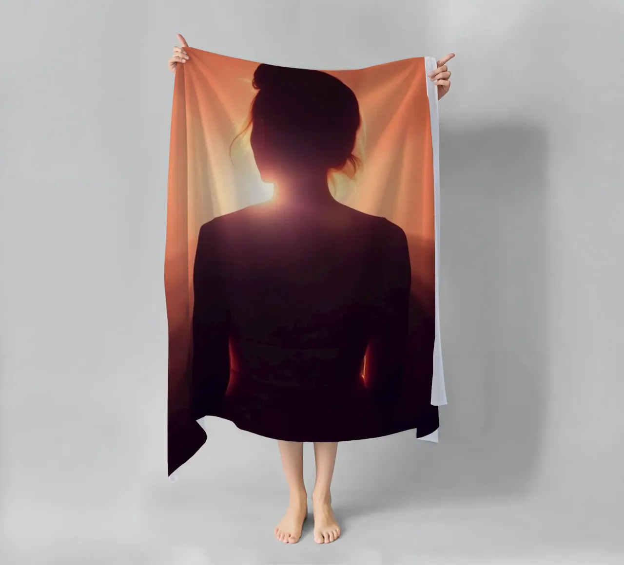 Silhouette d'une femme sur un fond lumineux abstrait serviette de plage de DesignDoodle