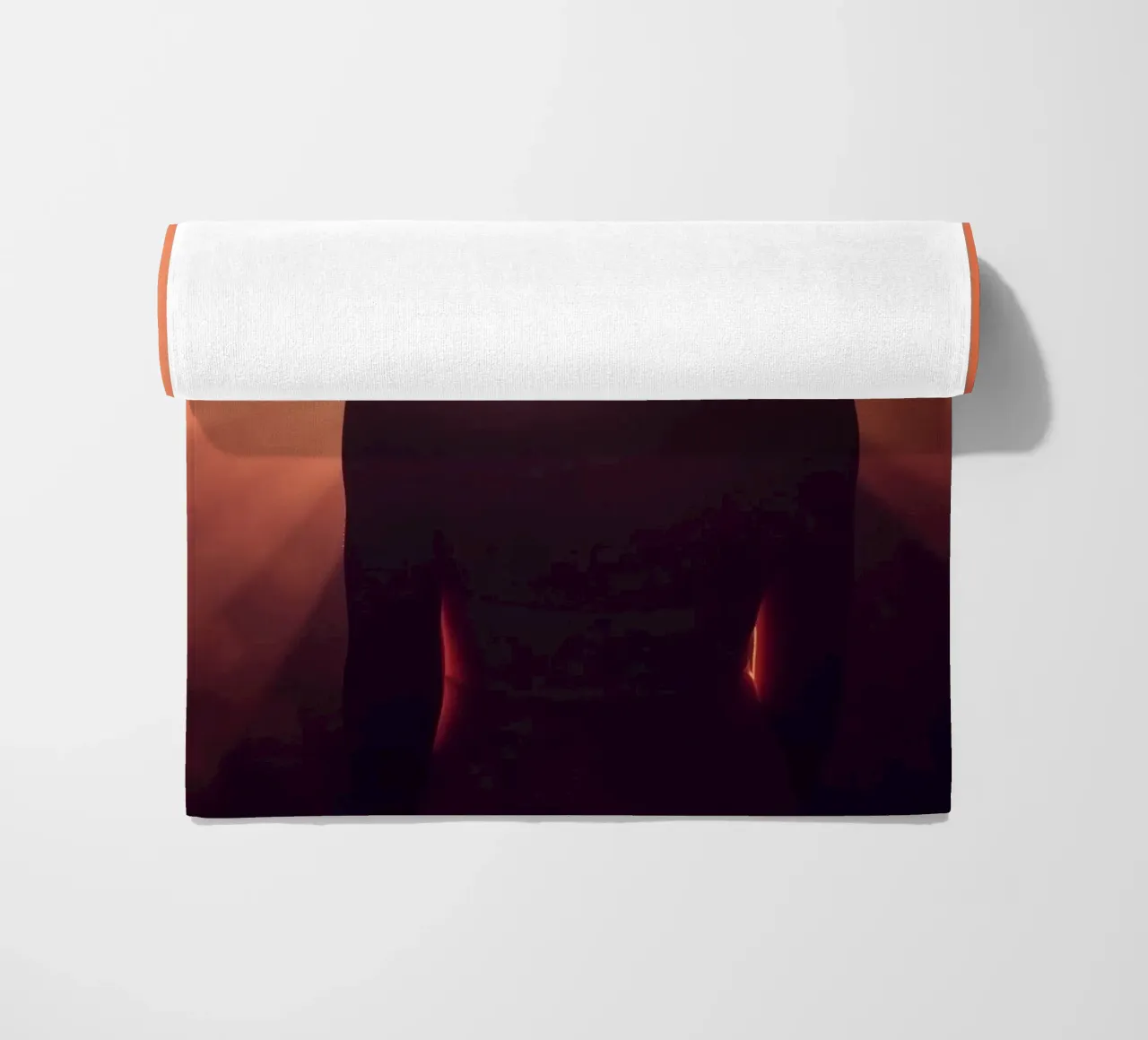 Silhouette d'une femme sur un fond lumineux abstrait serviette de plage de DesignDoodle