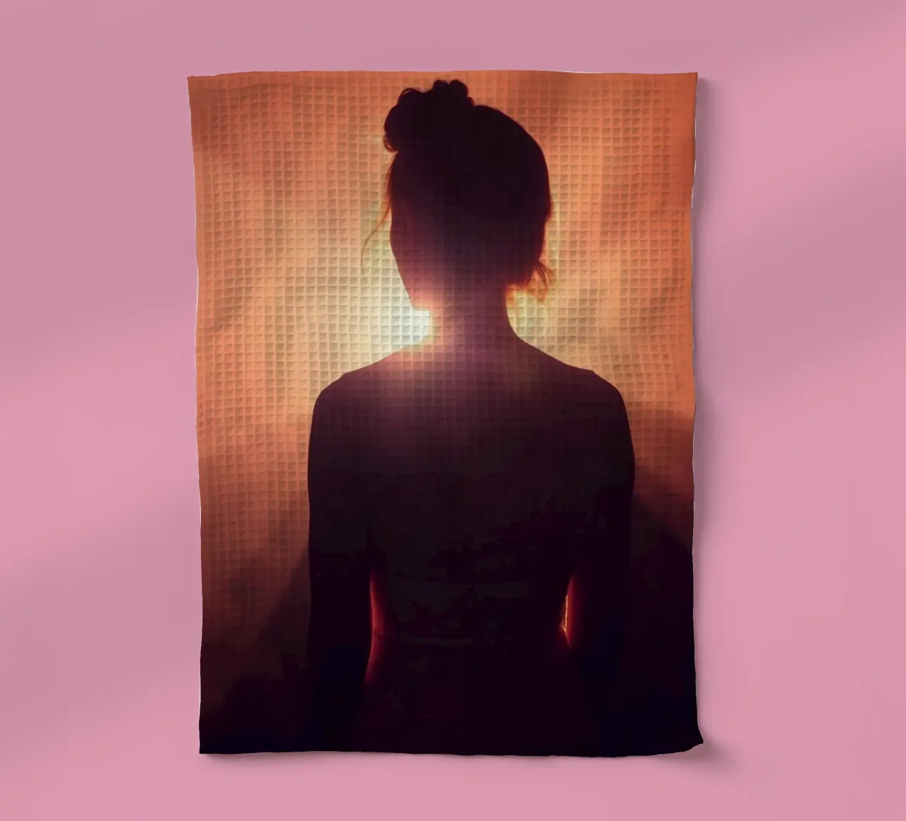 Silhouette d'une femme sur un fond lumineux abstrait torchon de DesignDoodle