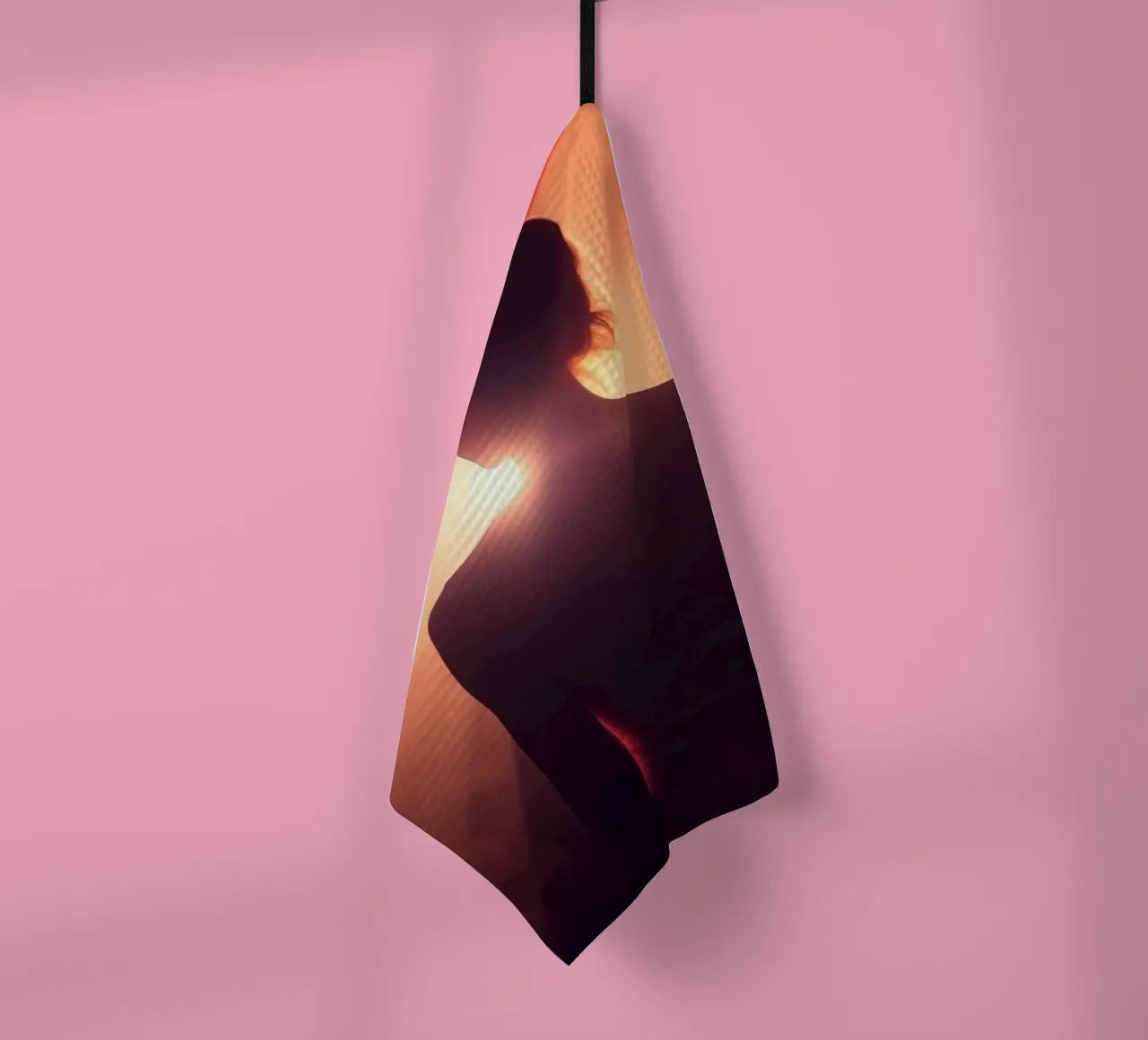 Silhouette d'une femme sur un fond lumineux abstrait torchon de DesignDoodle