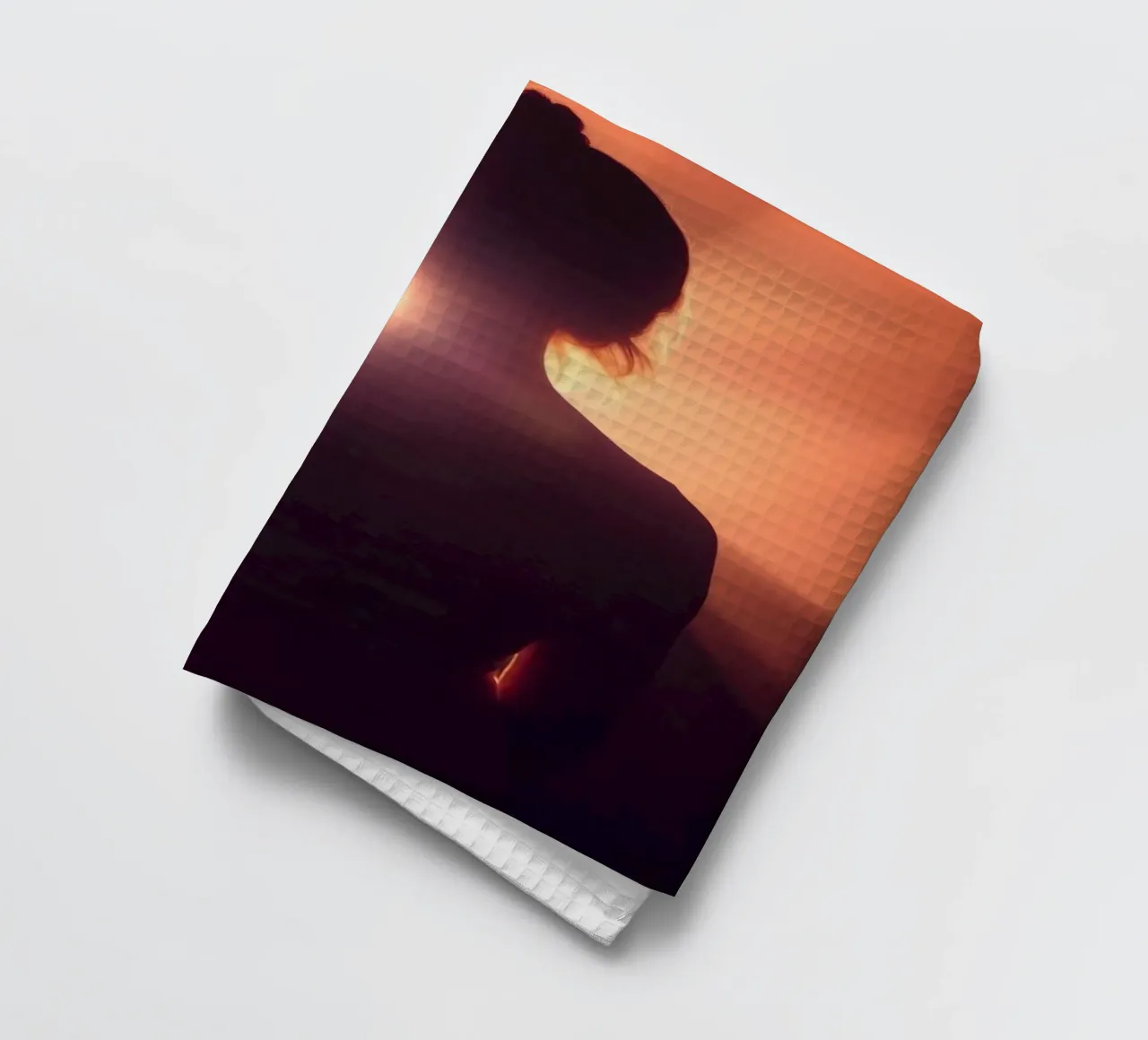 Silhouette d'une femme sur un fond lumineux abstrait torchon de DesignDoodle