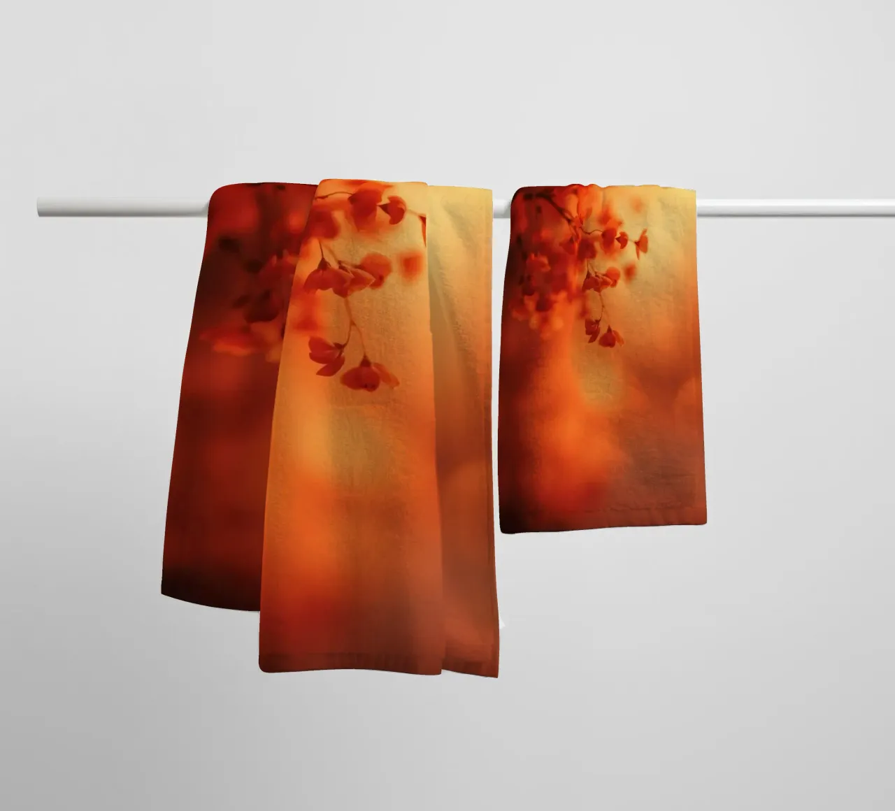 sfondo floreale arancione con soft focus asciugamano da bagno da DesignDoodle