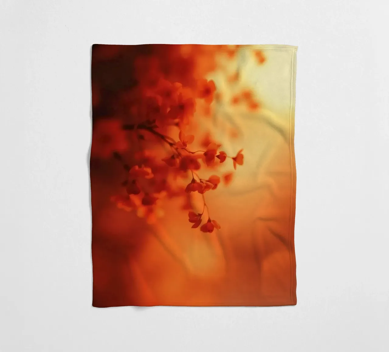 sfondo floreale arancione con soft focus coperta in pile da DesignDoodle