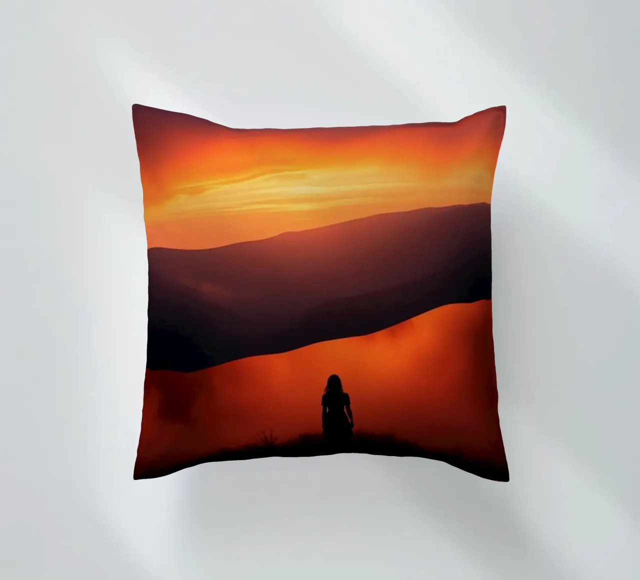 Splendida vista del tramonto con la silhouette di una persona in collina cuscino da DesignDoodle