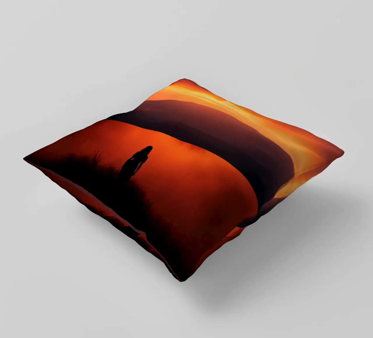 Splendida vista del tramonto con la silhouette di una persona in collina cuscino da DesignDoodle