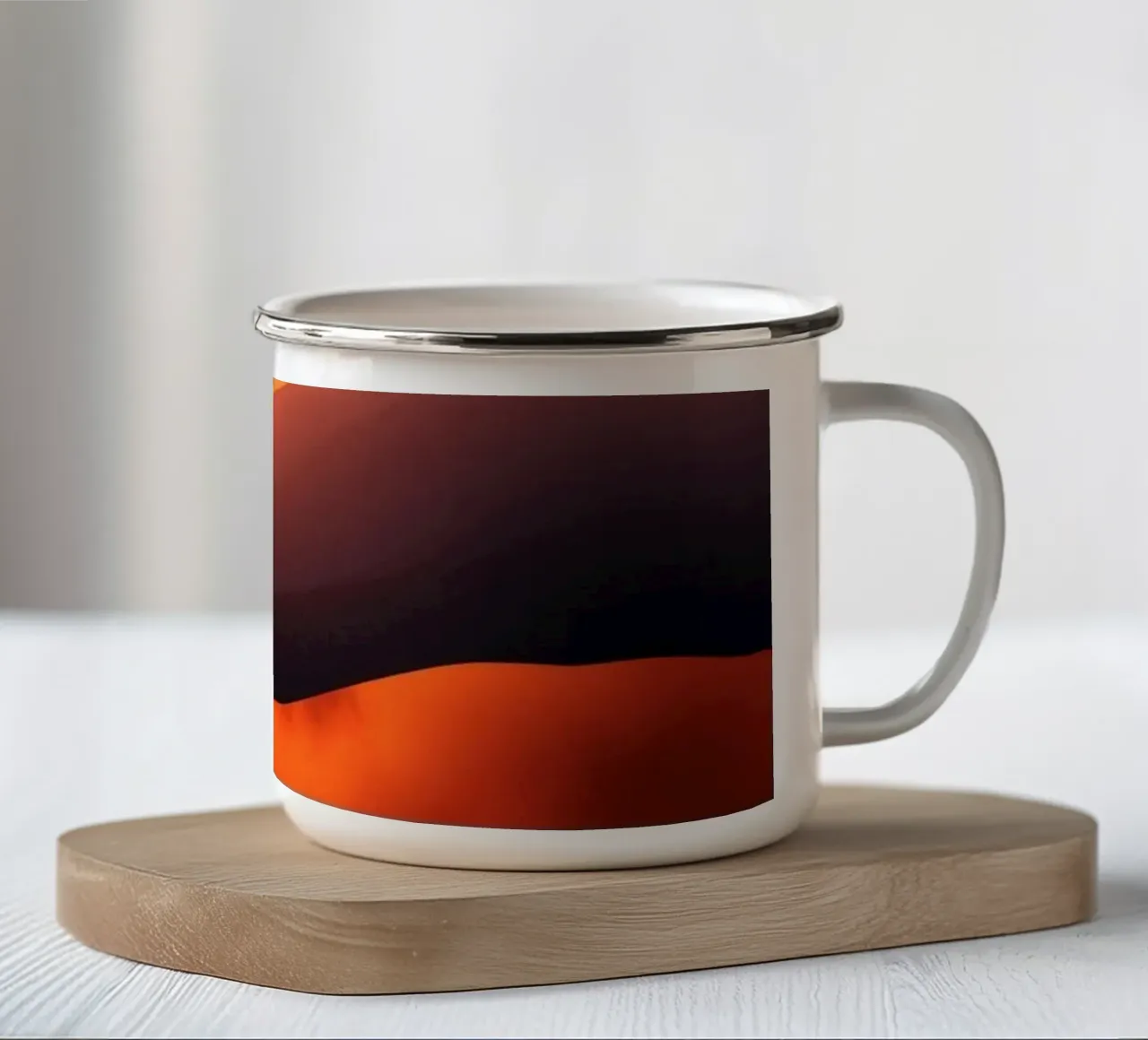 Splendida vista del tramonto con la silhouette di una persona in collina tazza in smalto da DesignDoodle