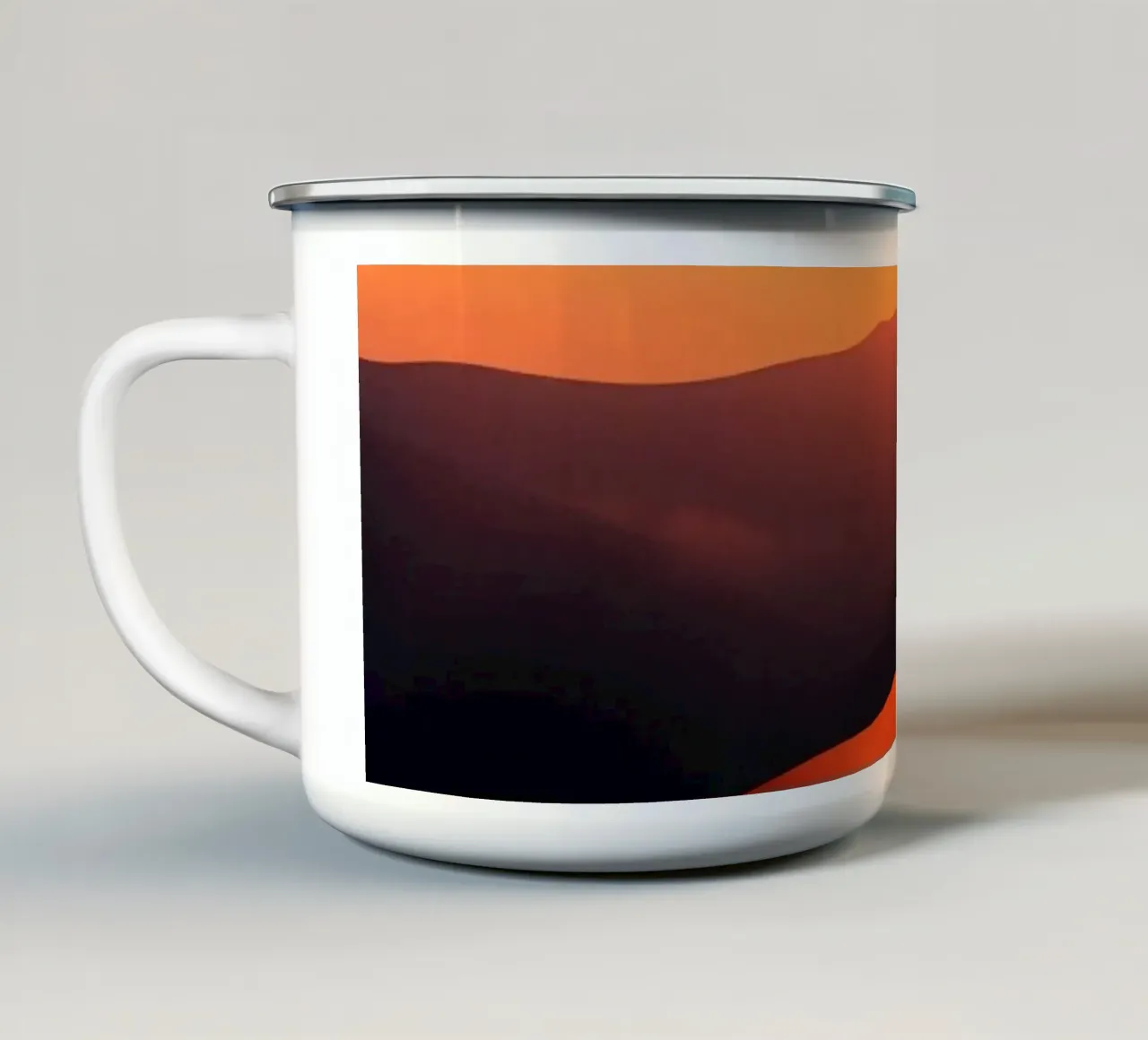 Splendida vista del tramonto con la silhouette di una persona in collina tazza in smalto da DesignDoodle