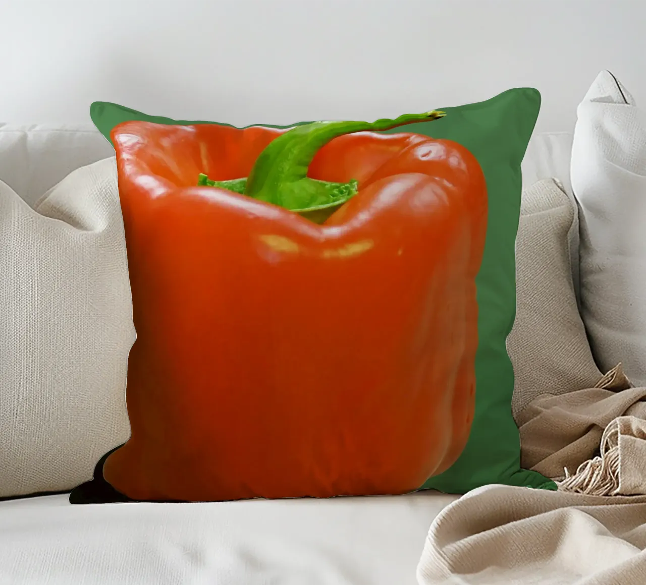 Paprika und grüner Hintergrund Kissen von Little Dean