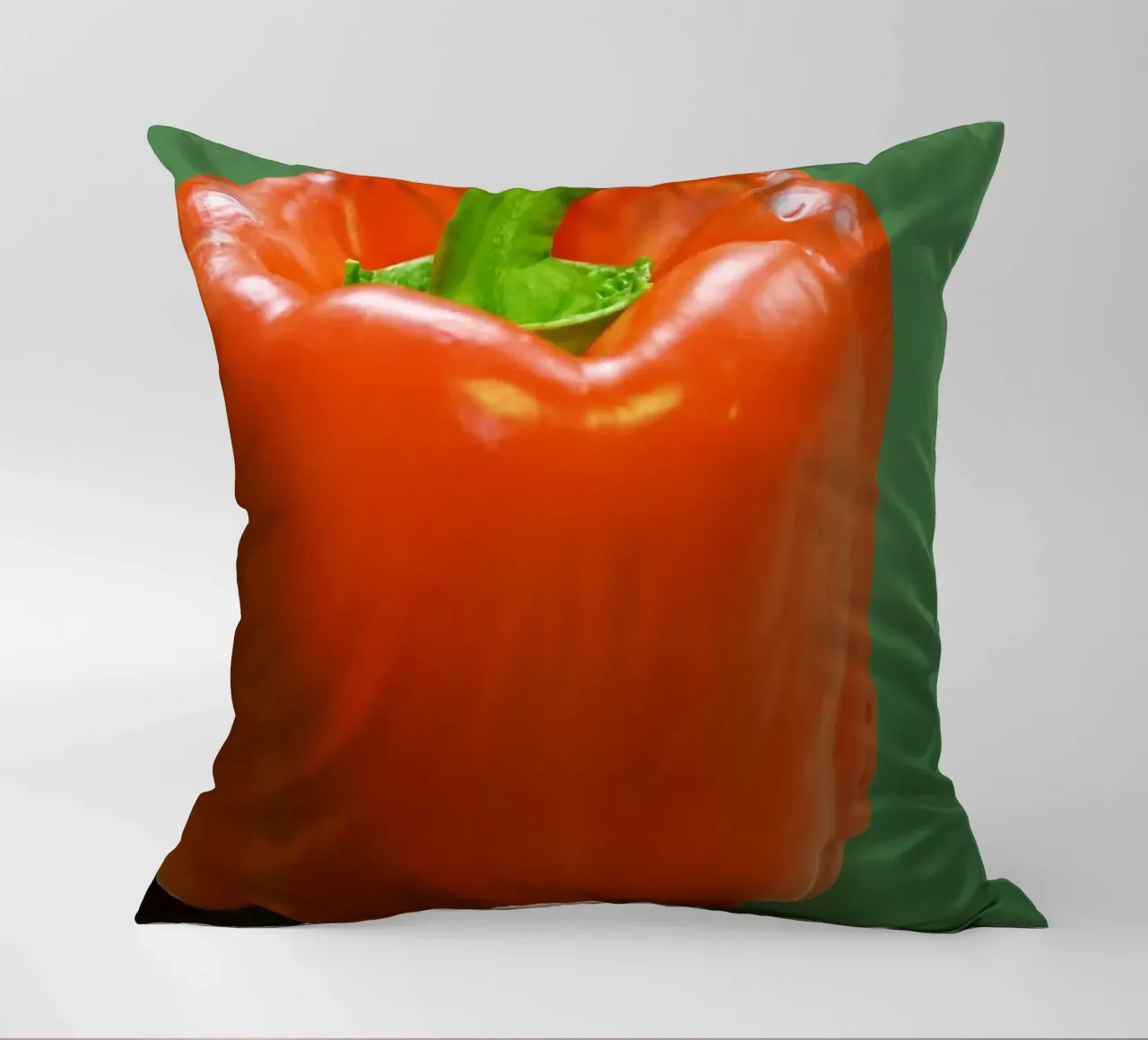 Paprika und grüner Hintergrund Kissen von Little Dean