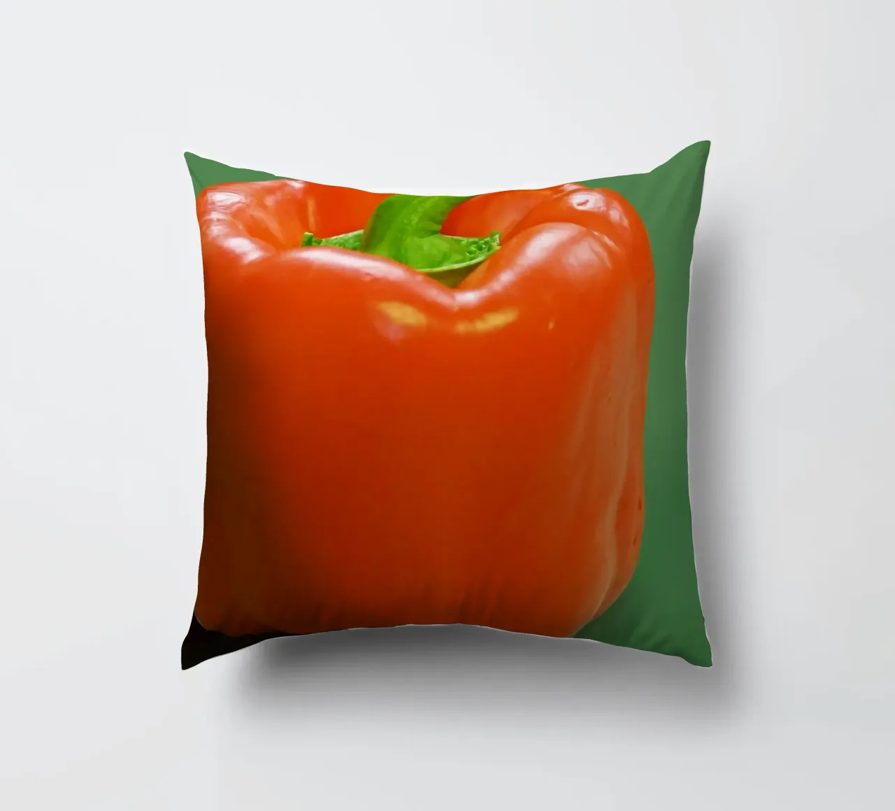 Paprika und grüner Hintergrund Kissen von Little Dean