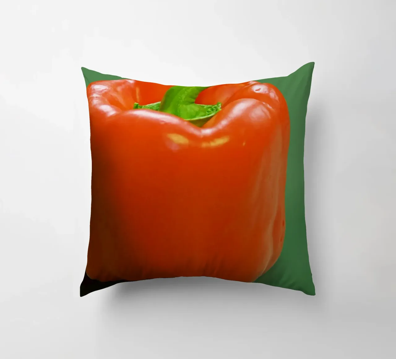 Paprika und grüner Hintergrund Kissen von Little Dean