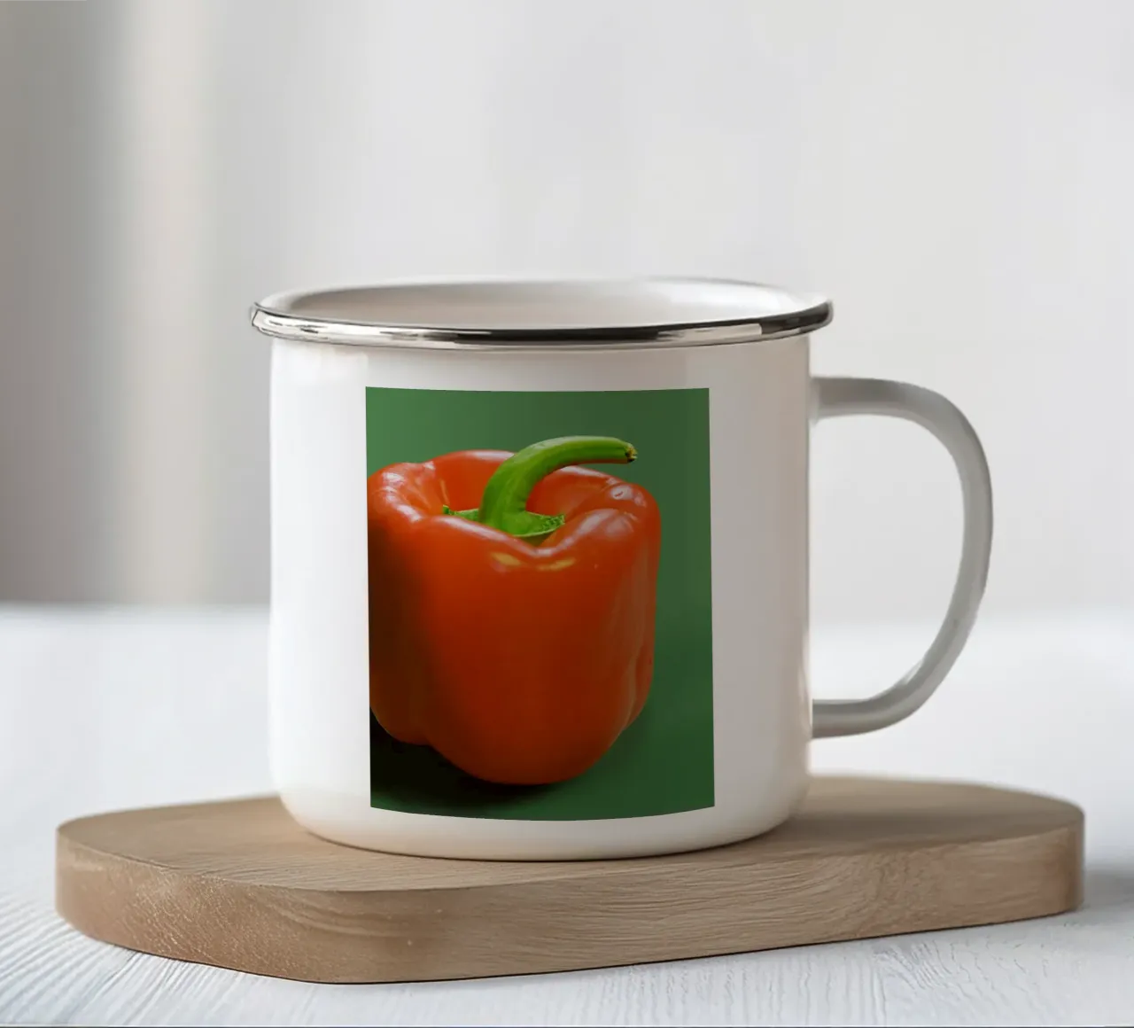 Peperone e sfondo verde tazza in smalto da Little Dean