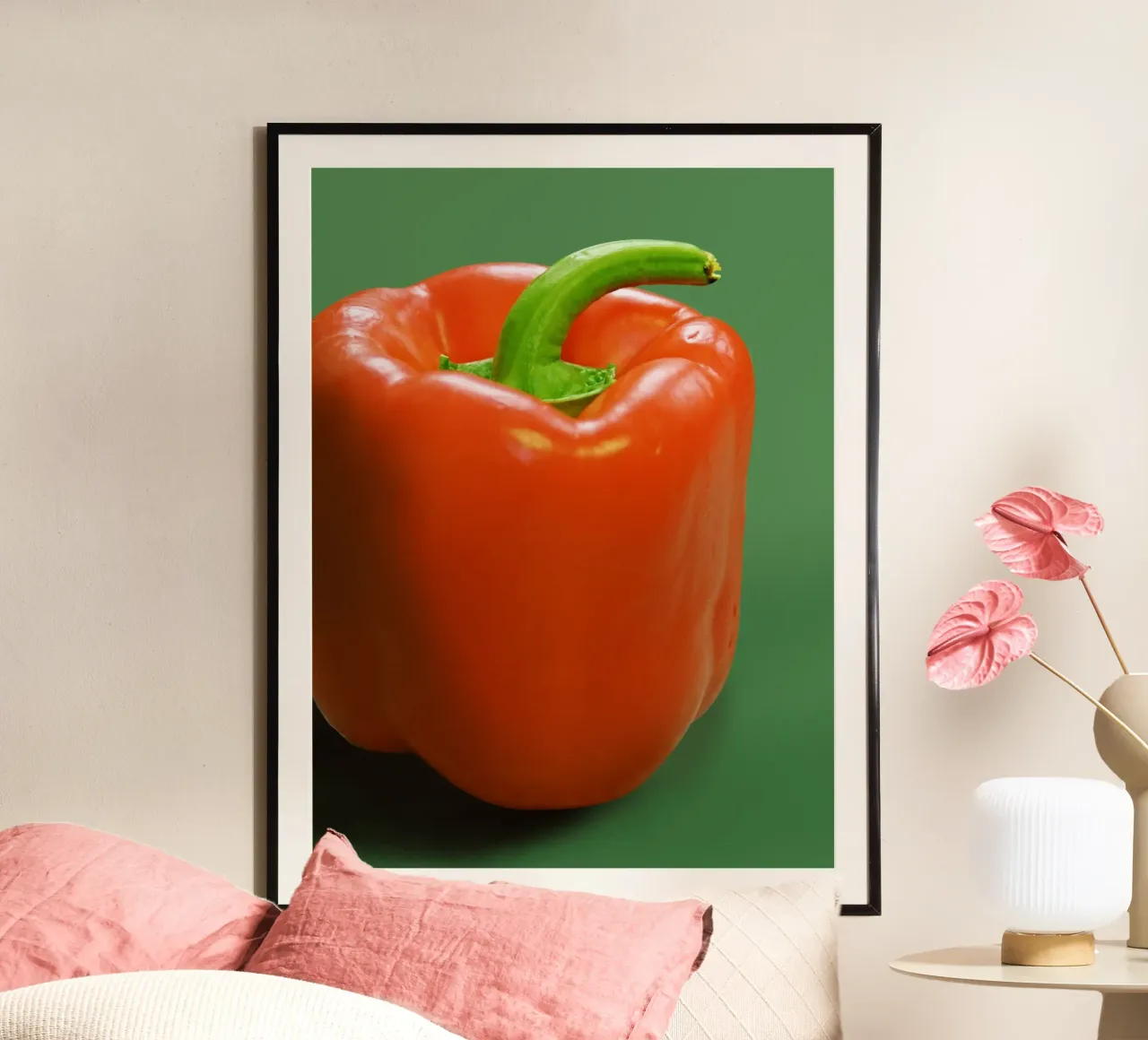 Peperone e sfondo verde poster con telaio in plastica da Little Dean