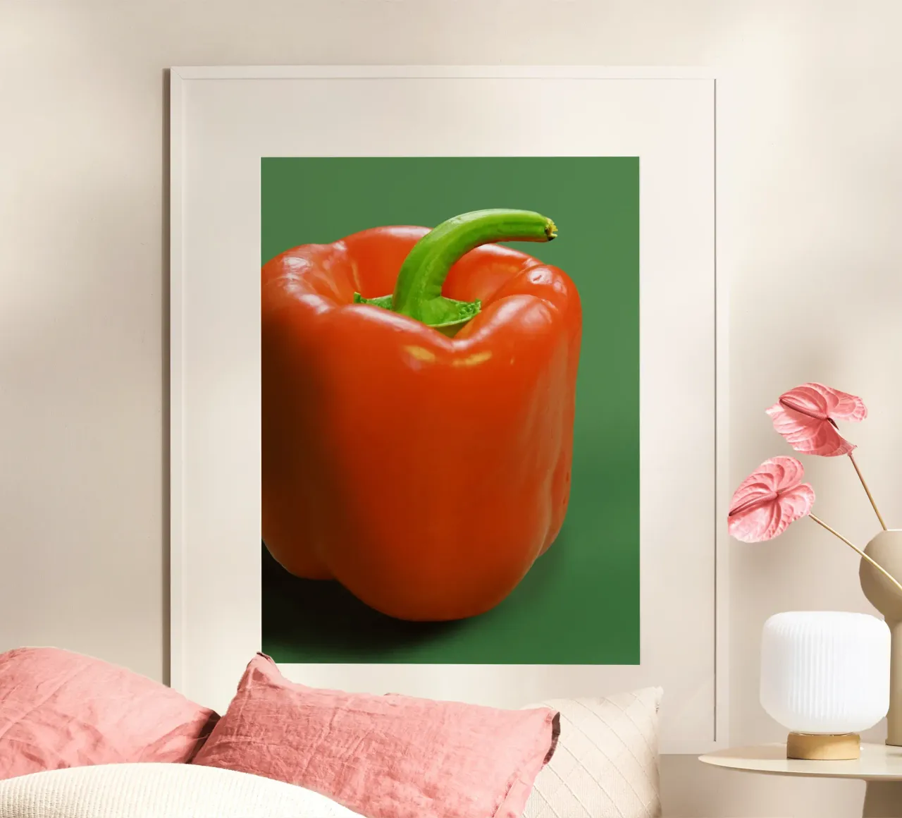 Peperone e sfondo verde poster con telaio in plastica da Little Dean