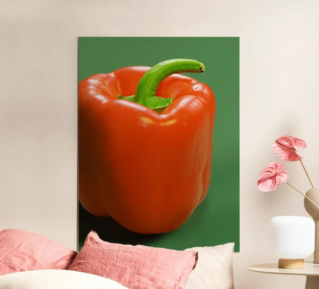 Peperone e sfondo verde poster con telaio in plastica da Little Dean